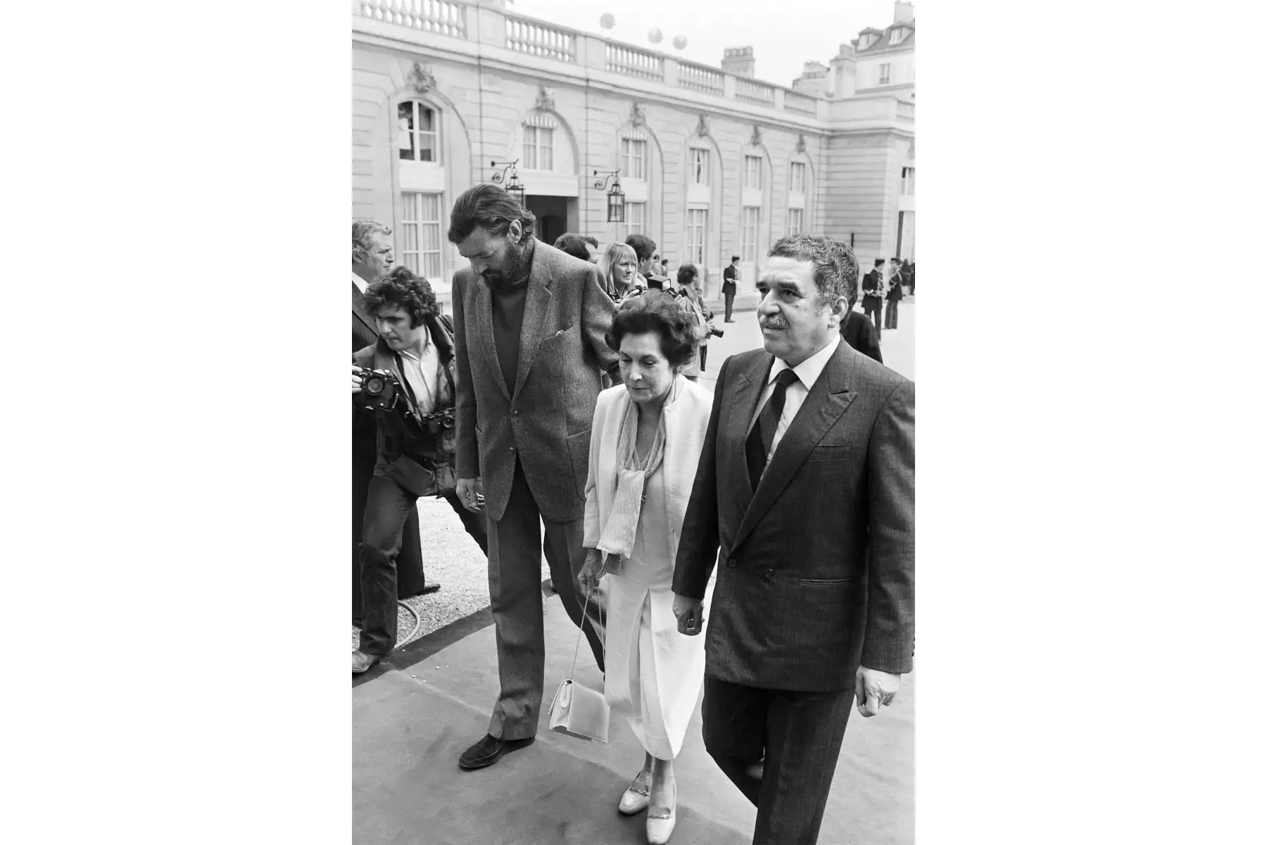 El escritor colombiano Gabriel García Márquez, Hortensia Bussi de Allende, viuda del presidente chileno Salvador Allende, y el escritor argentino Julio Cortázar  llegan al Palacio del Elíseo tras la ceremonia de investidura del presidente francés François Mitterrand, el 21 de mayo de 1981 en París. AFP