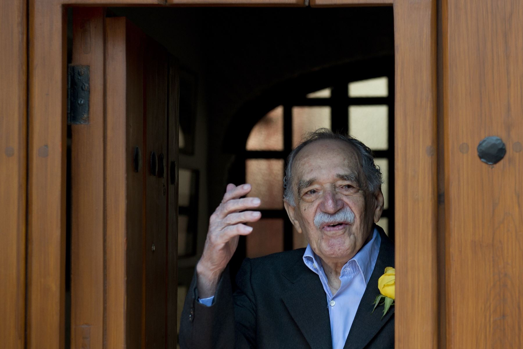 El escritor y periodista colombiano Gabriel García Márquez, ganador del Premio Nobel de Literatura, saluda a la puerta de su casa el día de su 87.º cumpleaños, en la Ciudad de México, el 6 de marzo de 2014. García Márquez fue hospitalizado en México el 3 de abril de 2014, según informaron funcionarios de la secretaría de Salud. No se dieron detalles sobre la causa de la hospitalización. AFP