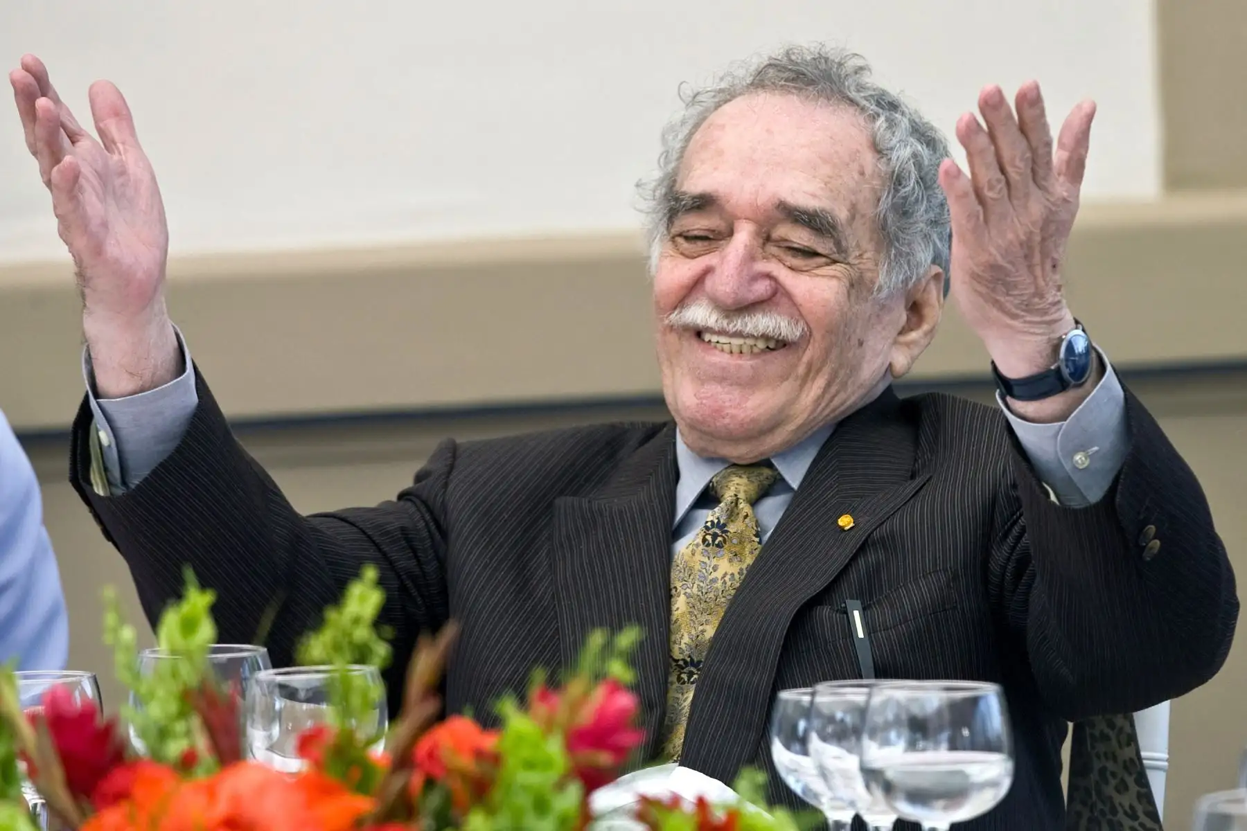 El escritor colombiano Gabriel García Márquez hace un gesto durante la celebración del 80 cumpleaños del escritor mexicano Carlos Fuentes en la Ciudad de México, el 17 de noviembre de 2008. AFP