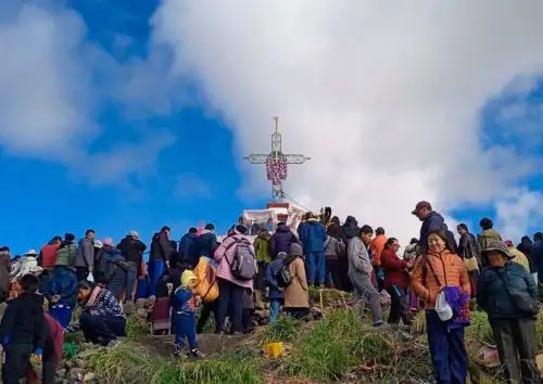 Una de las tradiciones más arraigadas en Puno por Semana Santa es la peregrinación a los cerros sagrados, conocidos como "calvarios", que se realiza en la madrugada del Viernes Santo. ANDINA/Difusión