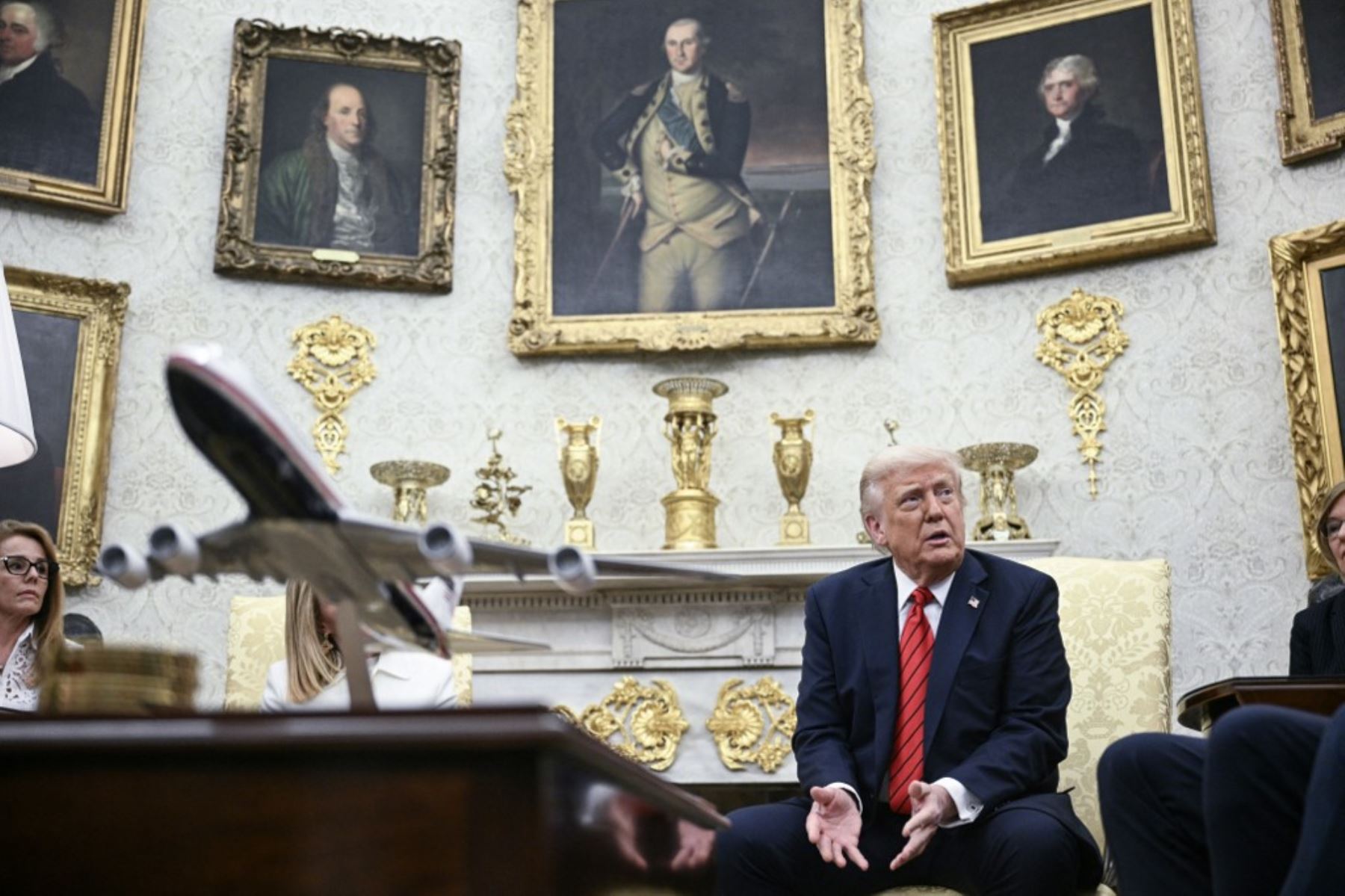El presidente de Estados Unidos, Donald Trump, declaró a la prensa en el Despacho Oval de la Casa Blanca. Foto: AFP