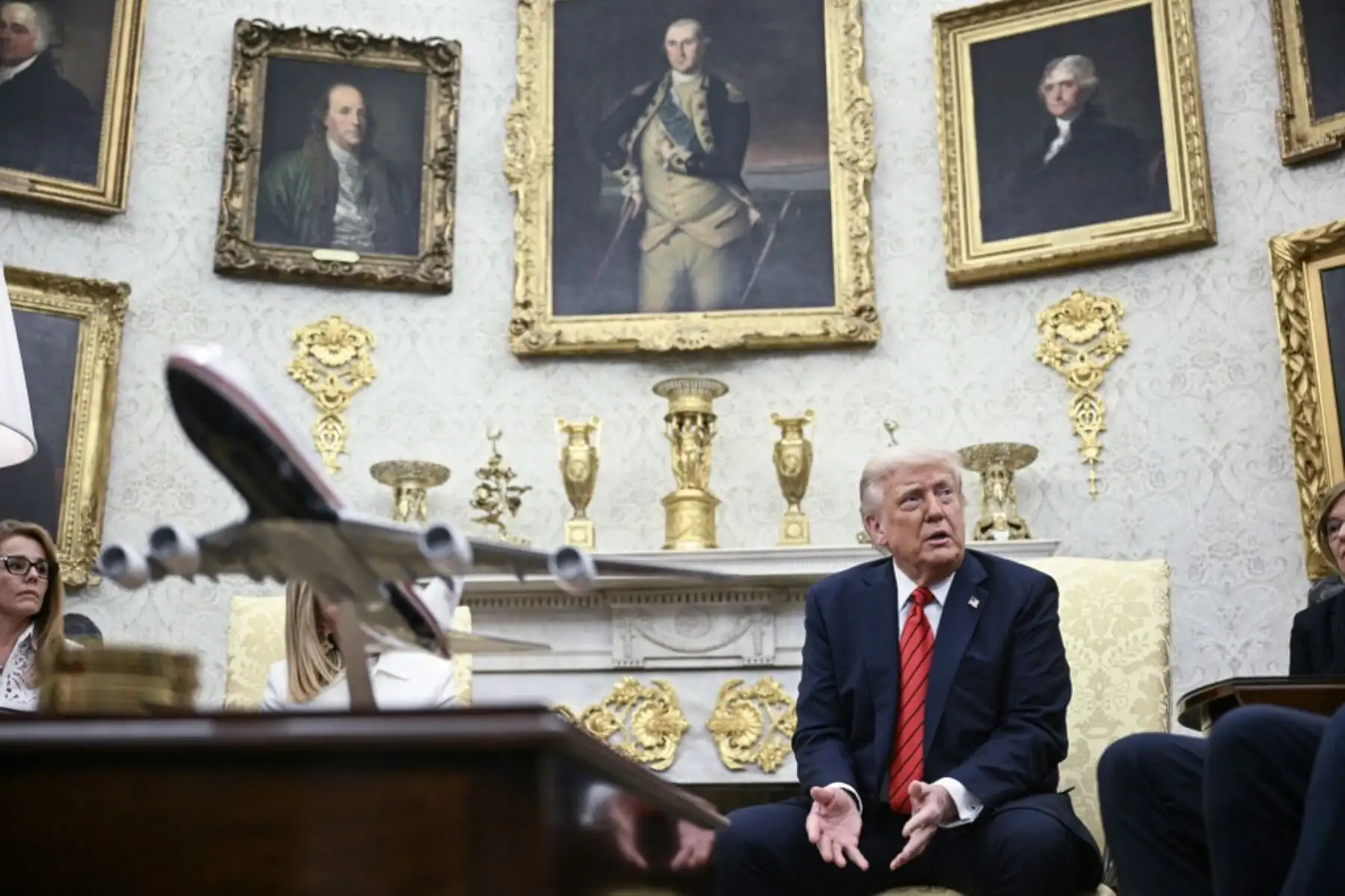 El presidente de Estados Unidos, Donald Trump, declaró a la prensa en el Despacho Oval de la Casa Blanca. Foto: AFP