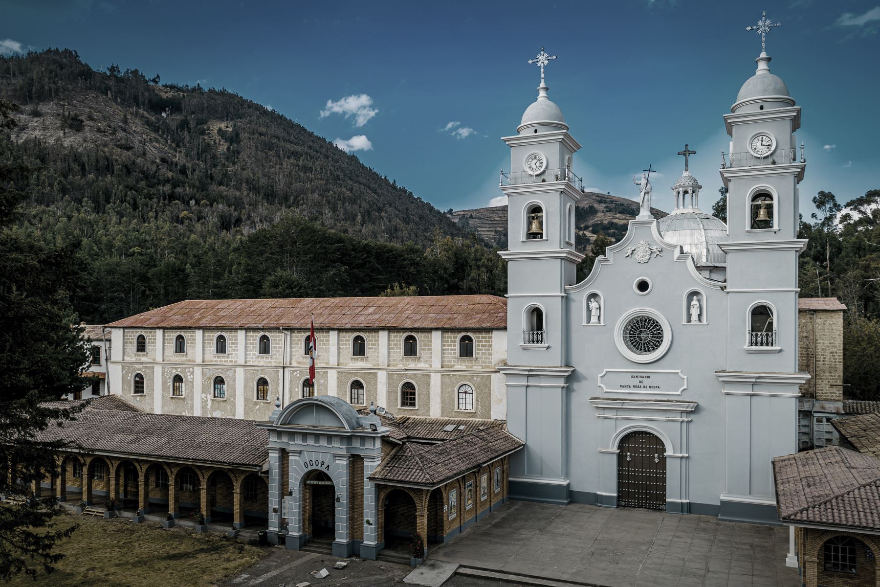 En el marco de las celebraciones por los 300 años del Convento de Santa Rosa de Ocopa, este domingo 13 de abril se inauguró una muestra fotográfica colectiva itinerante en el atrio del histórico recinto religioso, inmediatamente después de la tradicional misa de las 7:00 a.m. Foto: Luigi Peña