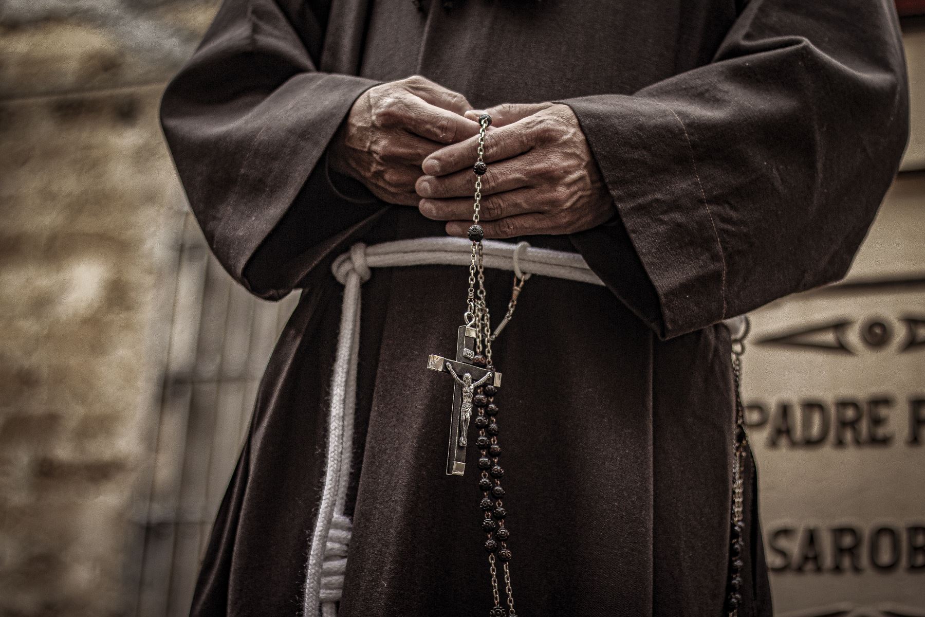 Javier Rojas, director de la DDC Junín, destacó que esta exposición busca visibilizar el valioso aporte de los franciscanos no solo en la difusión de la fe cristiana, sino también en el desarrollo de actividades productivas como la panadería, el textil, la metalurgia, así como en la cartografía y la delimitación territorial del país en que los misioneros abarcaron de manera primigenia y moderna. Foto:Susana Segovia