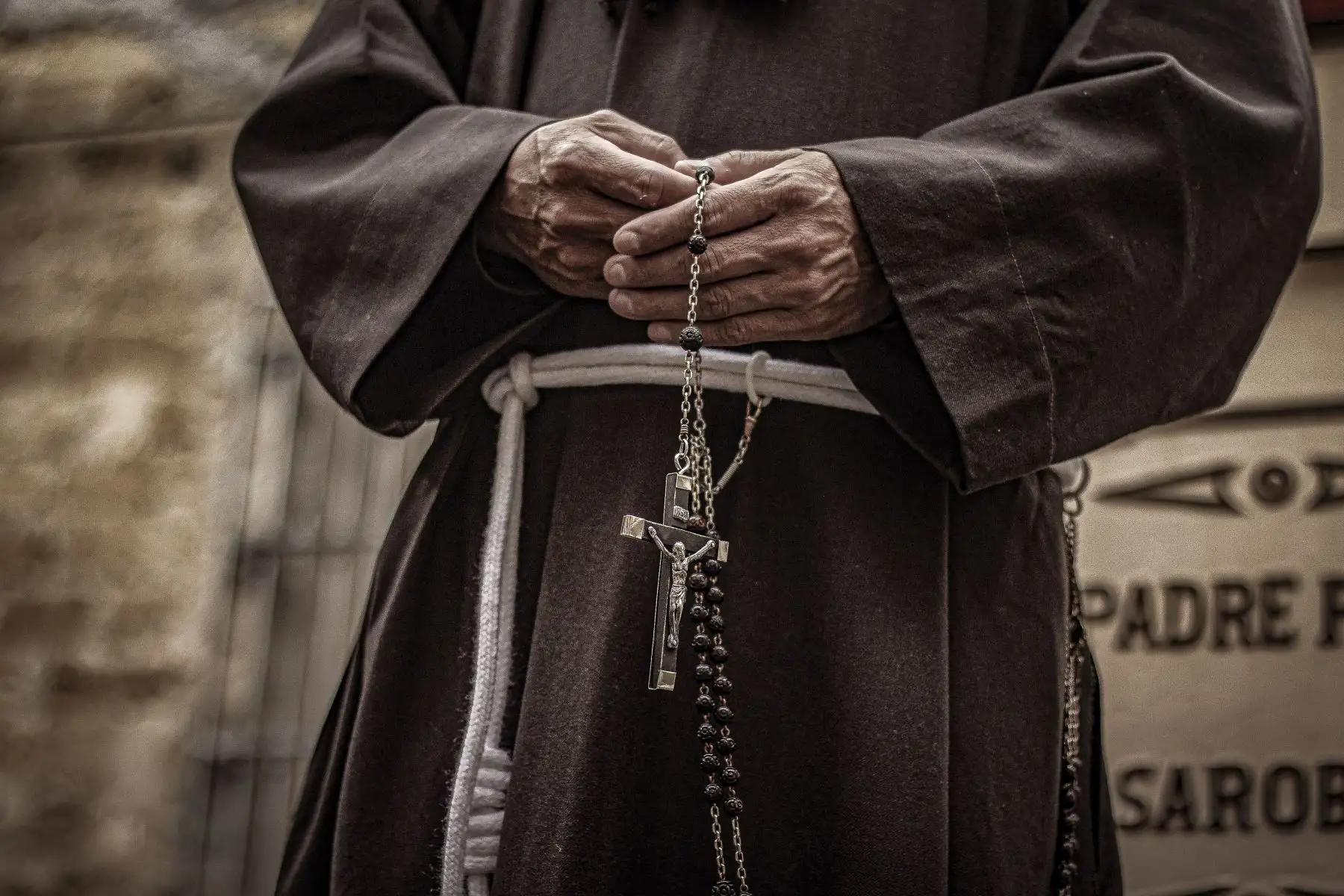 Javier Rojas, director de la DDC Junín, destacó que esta exposición busca visibilizar el valioso aporte de los franciscanos no solo en la difusión de la fe cristiana, sino también en el desarrollo de actividades productivas como la panadería, el textil, la metalurgia, así como en la cartografía y la delimitación territorial del país en que los misioneros abarcaron de manera primigenia y moderna. Foto:Susana Segovia
