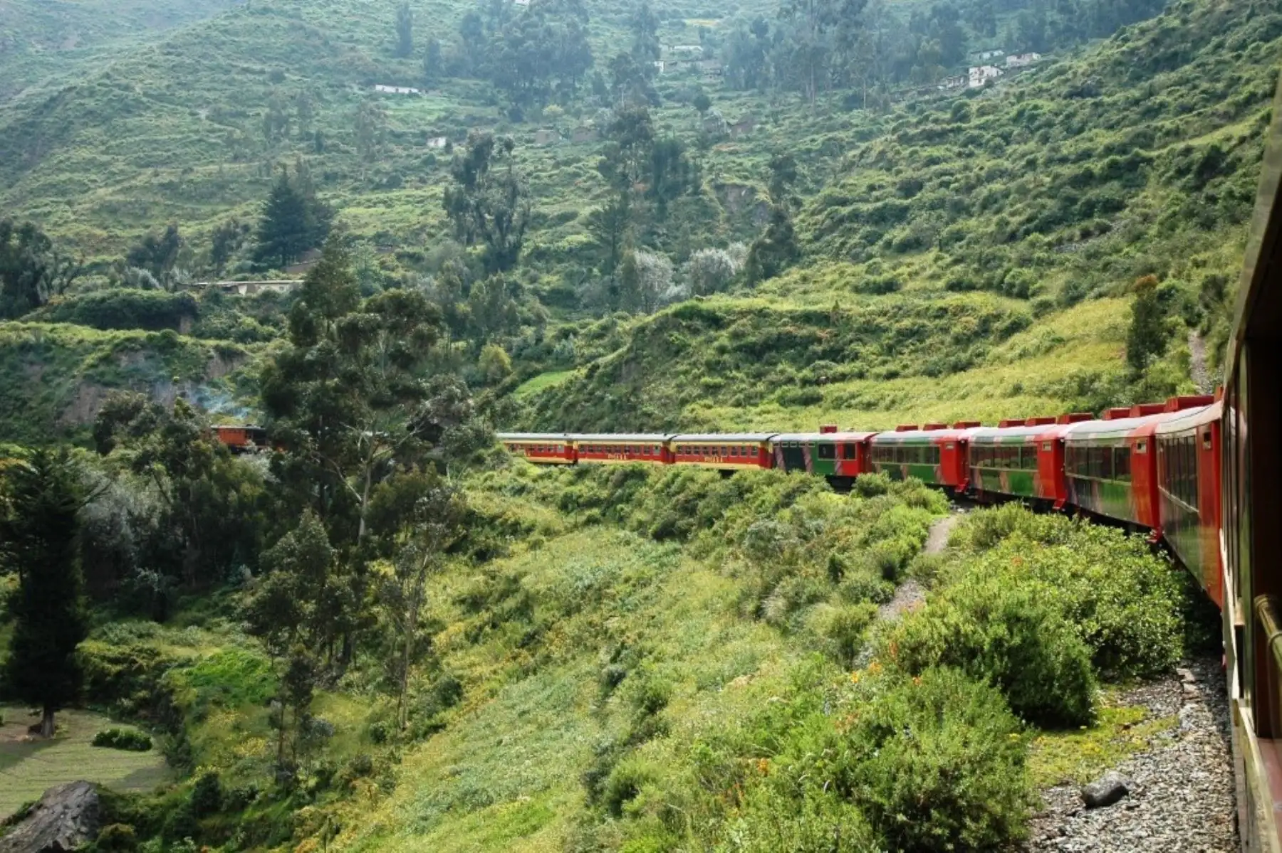 La ruta Lima-Huancayo-Lima, de 332 kilómetros, incluye atravesar 69 túneles y cruzar 58 puentes. Foto: FCCA