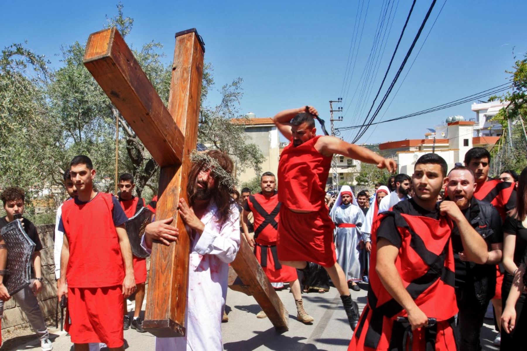 Libaneses recrean la crucifixión de Jesucristo en la aldea de Qrayyeh, al este de la ciudad costera de Sidón, el 18 de abril de 2025. Foto: AFP