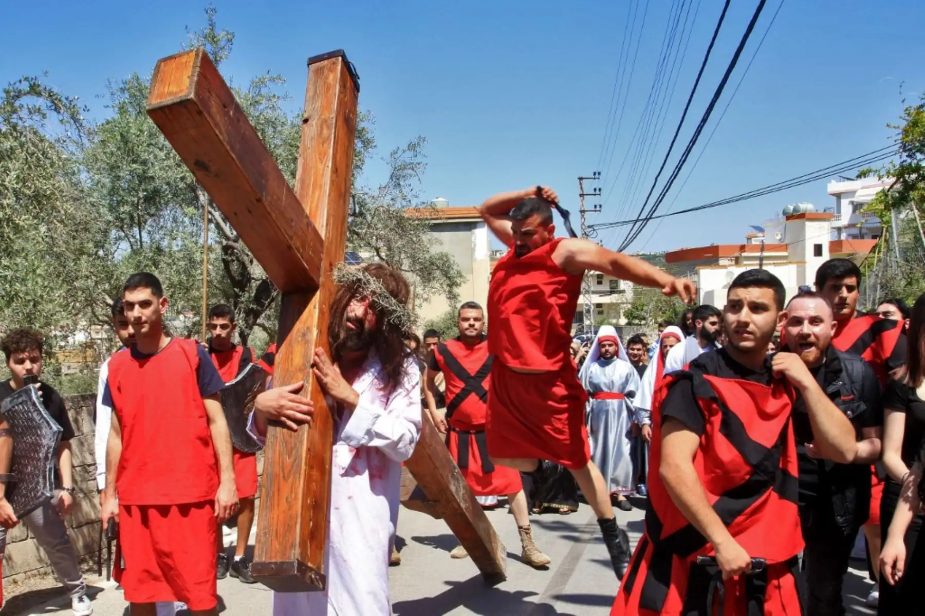 Libaneses recrean la crucifixión de Jesucristo en la aldea de Qrayyeh, al este de la ciudad costera de Sidón, el 18 de abril de 2025. Foto: AFP