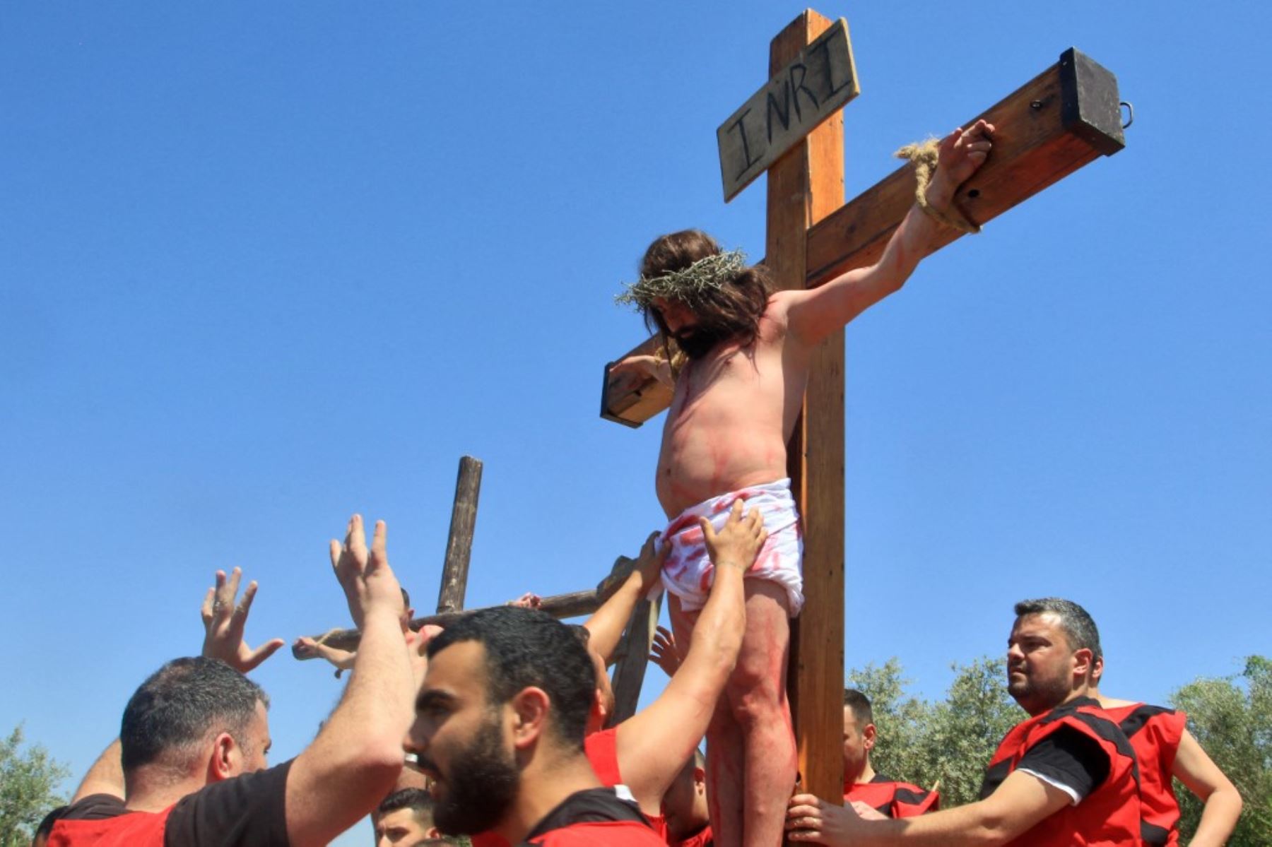 Libaneses recrean la crucifixión de Jesucristo en la aldea de Qrayyeh, al este de la ciudad costera de Sidón, el 18 de abril de 2025. Foto: AFP