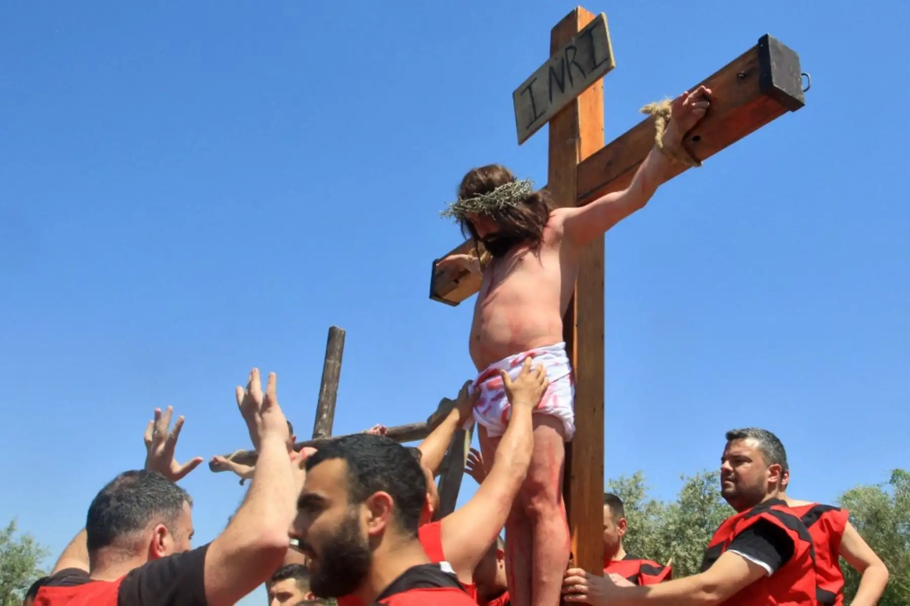 Libaneses recrean la crucifixión de Jesucristo en la aldea de Qrayyeh, al este de la ciudad costera de Sidón, el 18 de abril de 2025. Foto: AFP