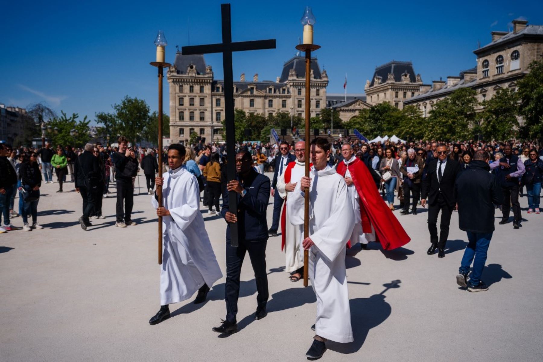 Un sacerdote lleva una cruz durante una procesión del Vía Crucis, que recuerda la última etapa del camino que recorrió Jesús, frente a la Catedral de Notre-Dame de París, como parte de las celebraciones del Viernes Santo. Foto: AFP