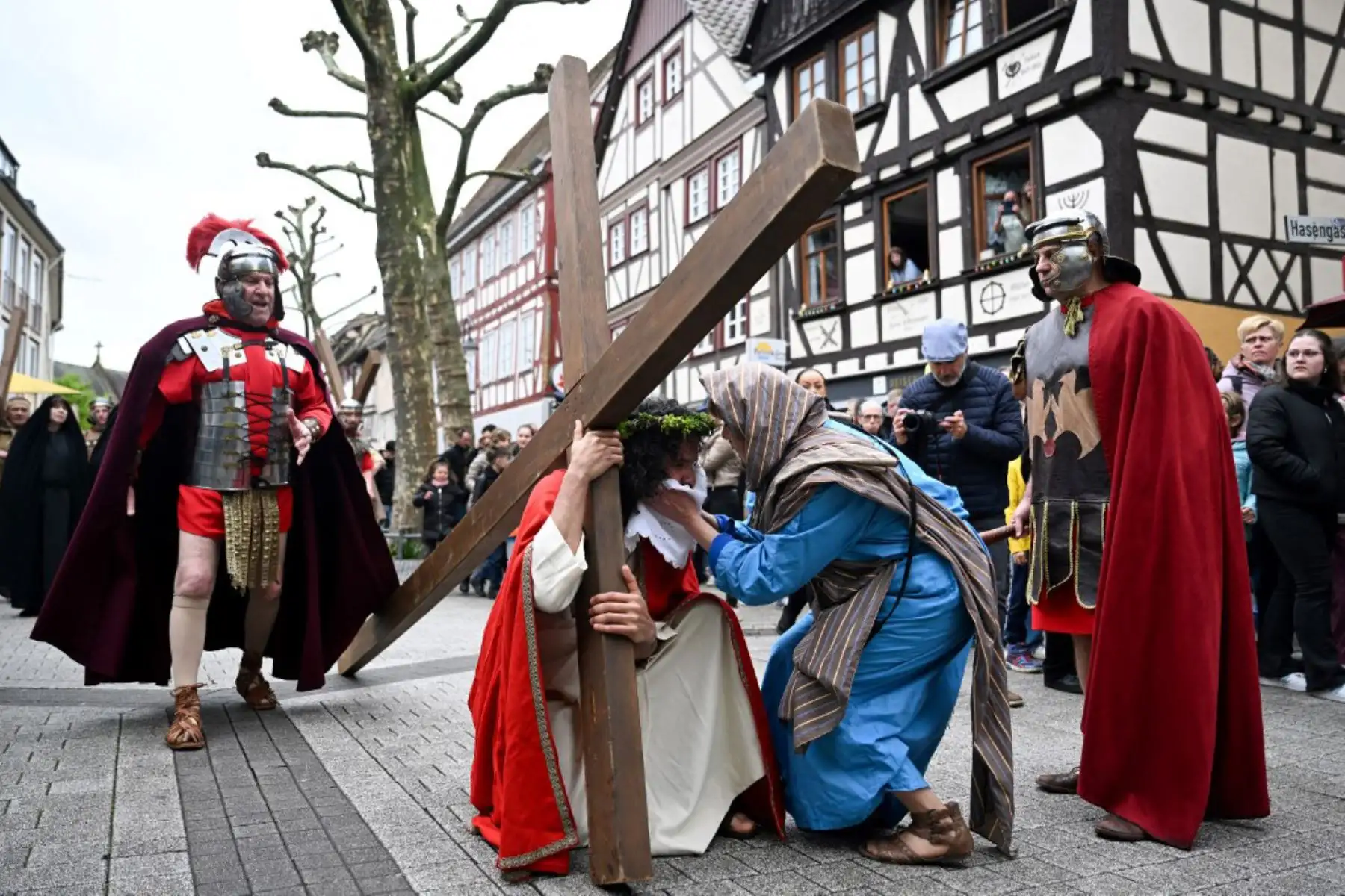 Representación a Jesucristo durante una recreación de la crucifixión el Viernes Santo en Bensheim, Alemania Occidental,  Foto: AFP