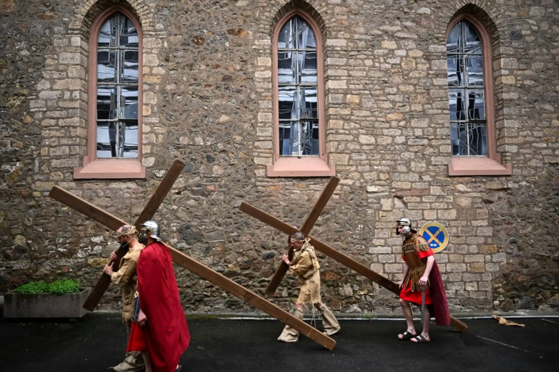 Representación a Jesucristo durante una recreación de la crucifixión el Viernes Santo en Bensheim, Alemania Occidental,  Foto: AFP