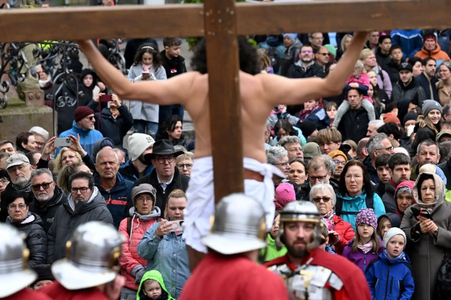Creyentes cristianos de todo el mundo celebran la Semana Santa de Pascua recordando la crucifixión y resurrección de Jesucristo. Foto: AFP