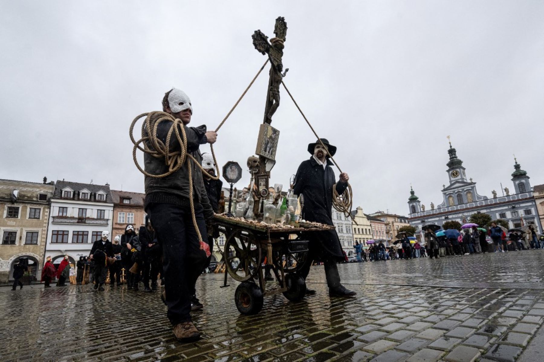 Participantes con mascarillas blancas asisten a un ritual tradicional checo de Pascua para celebrar el Viernes Santo, en el que los cristianos conmemoran la crucifixión de Jesucristo antes del Domingo de Pascua. Foto: AFP