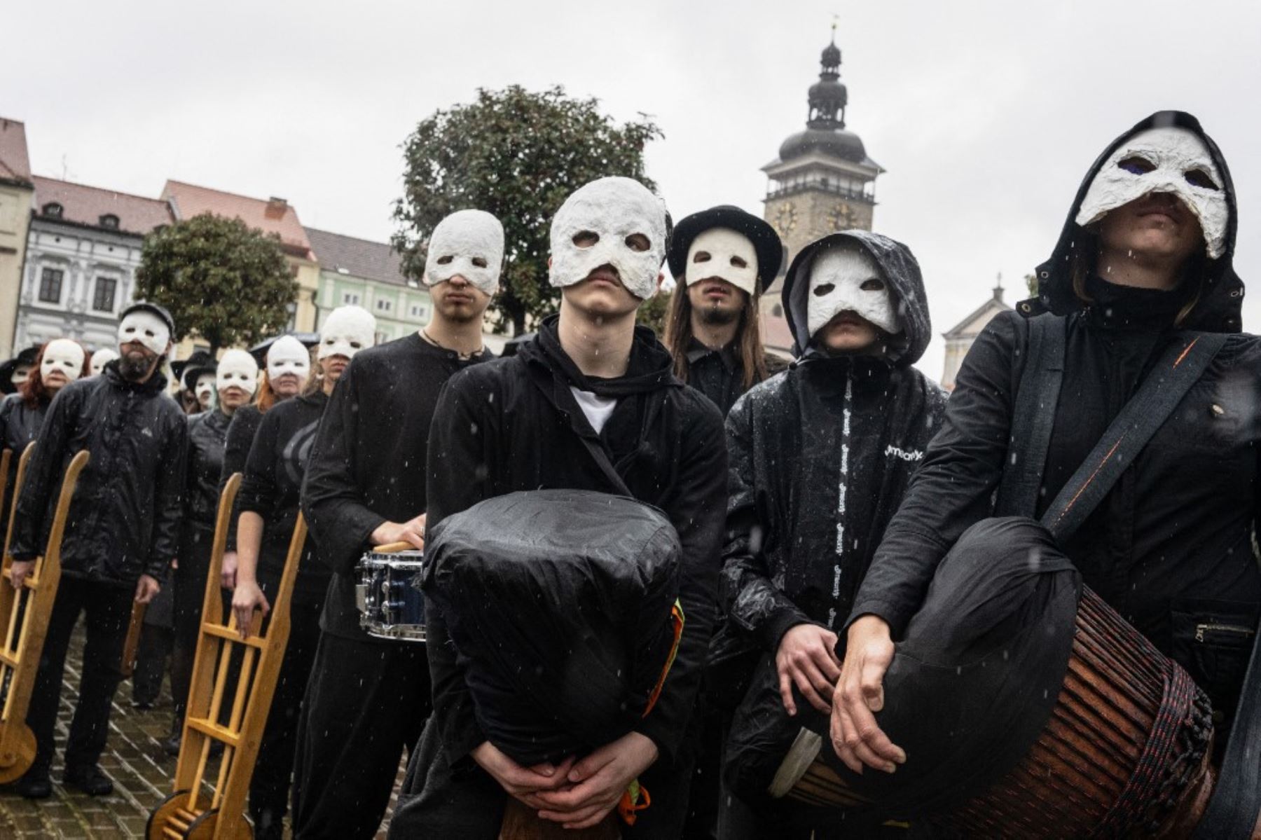 Participantes con mascarillas blancas asisten a un ritual tradicional checo de Pascua para celebrar el Viernes Santo, en el que los cristianos conmemoran la crucifixión de Jesucristo antes del Domingo de Pascua
