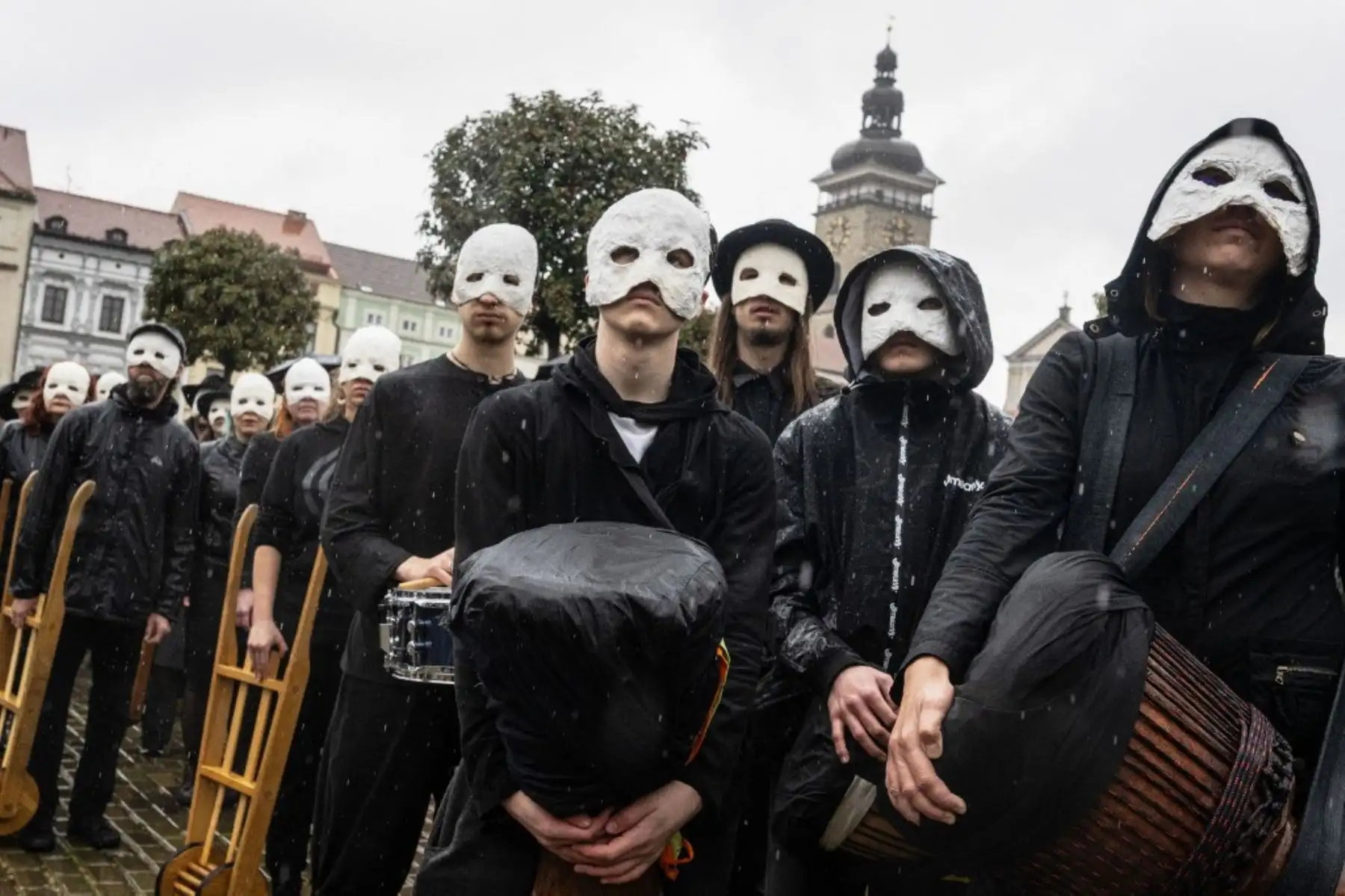 Participantes con mascarillas blancas asisten a un ritual tradicional checo de Pascua para celebrar el Viernes Santo, en el que los cristianos conmemoran la crucifixión de Jesucristo antes del Domingo de Pascua