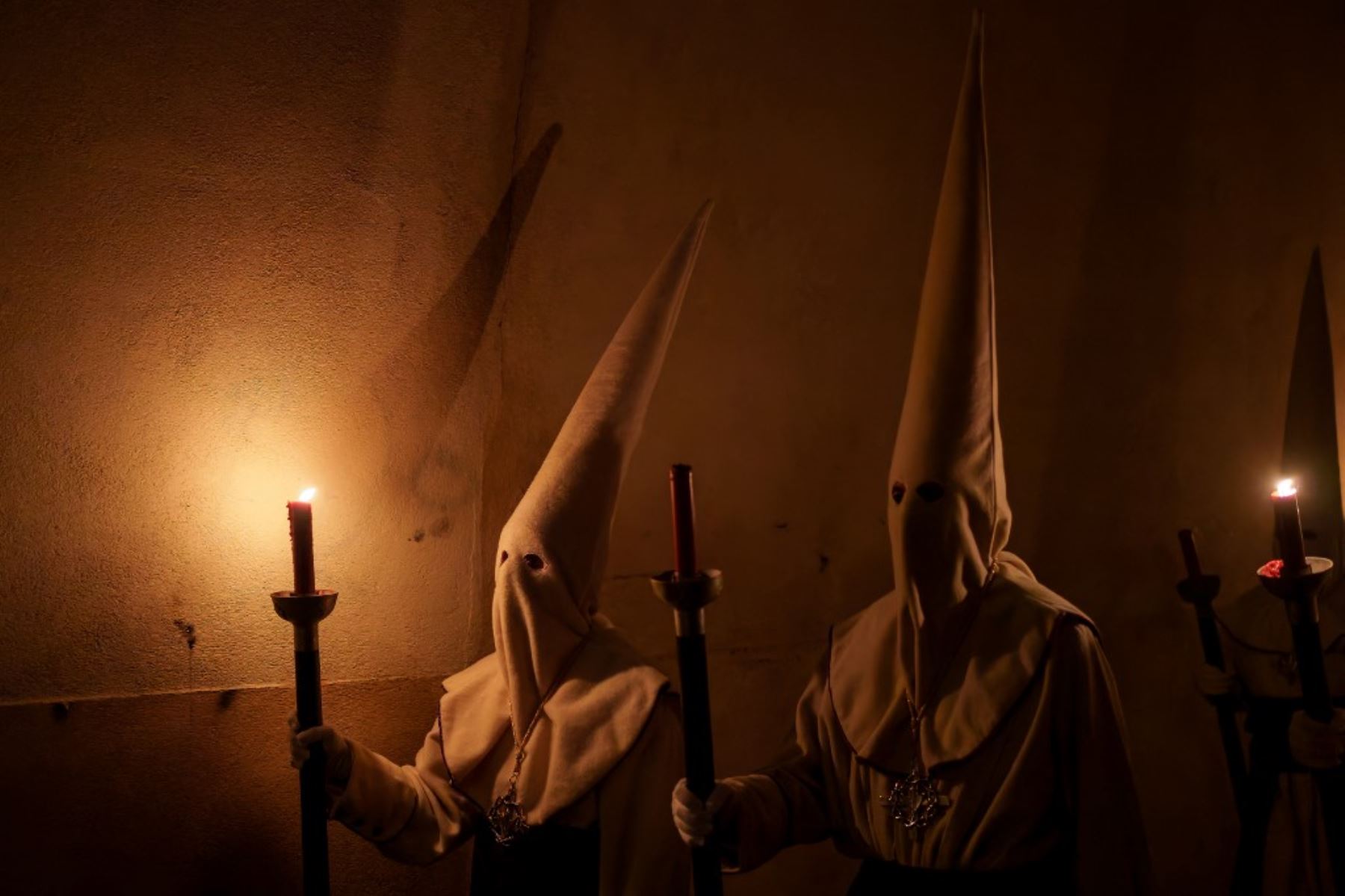 Penitentes de la hermandad de Jesús Yacente participan en una procesión durante la Semana Santa en la ciudad de Zamora, al noroeste de España. Foto: AFP