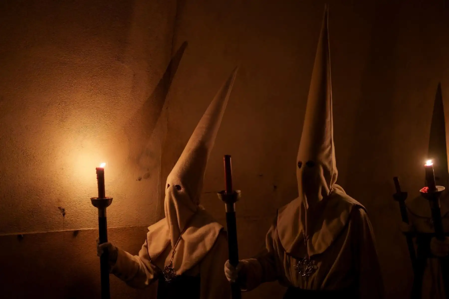 Penitentes de la hermandad de Jesús Yacente participan en una procesión durante la Semana Santa en la ciudad de Zamora, al noroeste de España. Foto: AFP