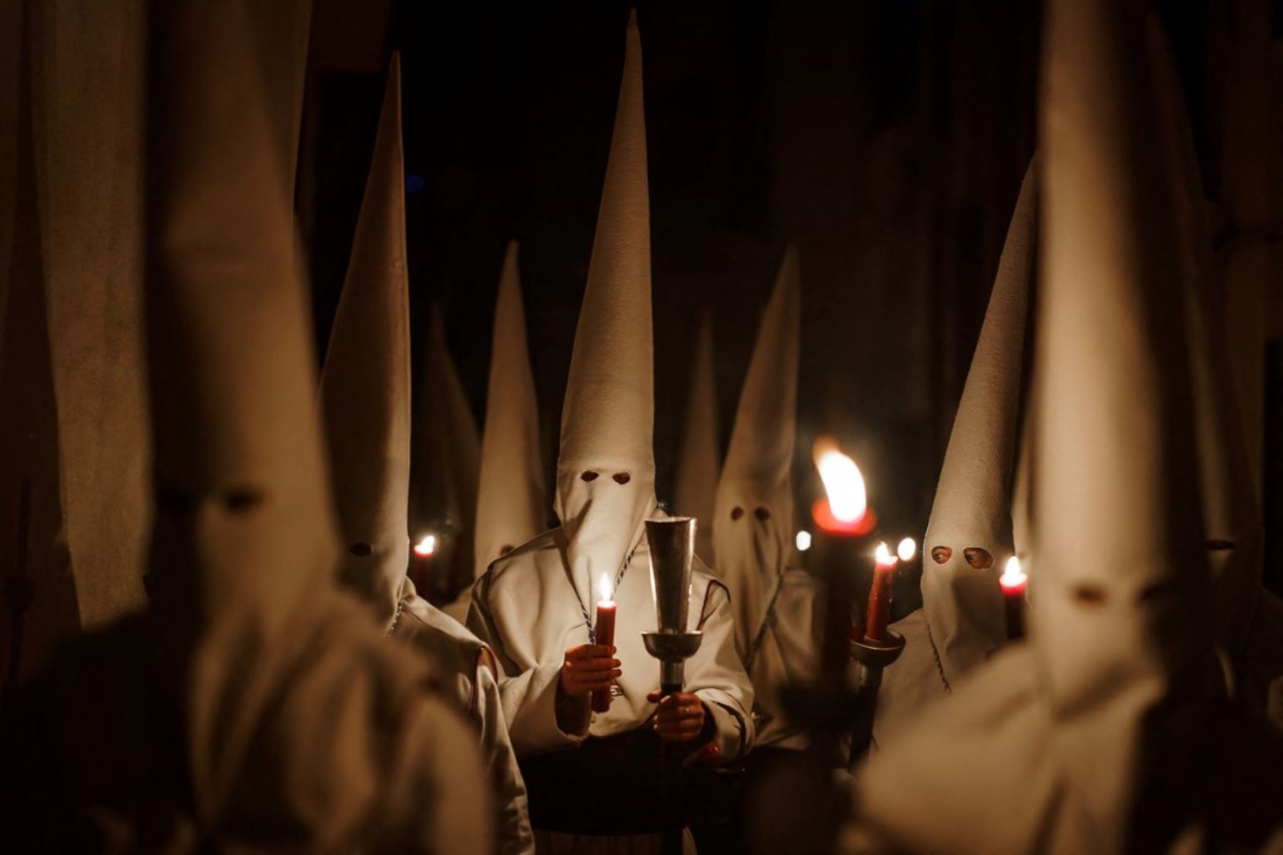Penitentes de la hermandad de Jesús Yacente participan en una procesión durante la Semana Santa en la ciudad de Zamora, al noroeste de España. Foto: AFP