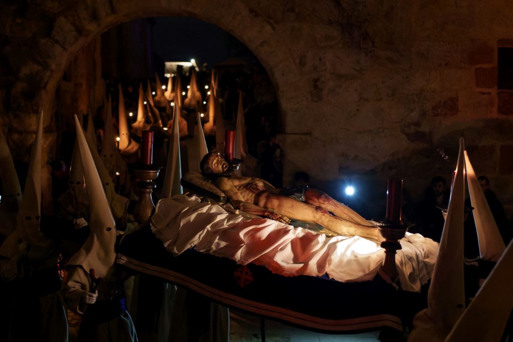 Penitentes de la hermandad de Jesús Yacente participan en una procesión durante la Semana Santa en la ciudad de Zamora, al noroeste de España. Foto: AFP