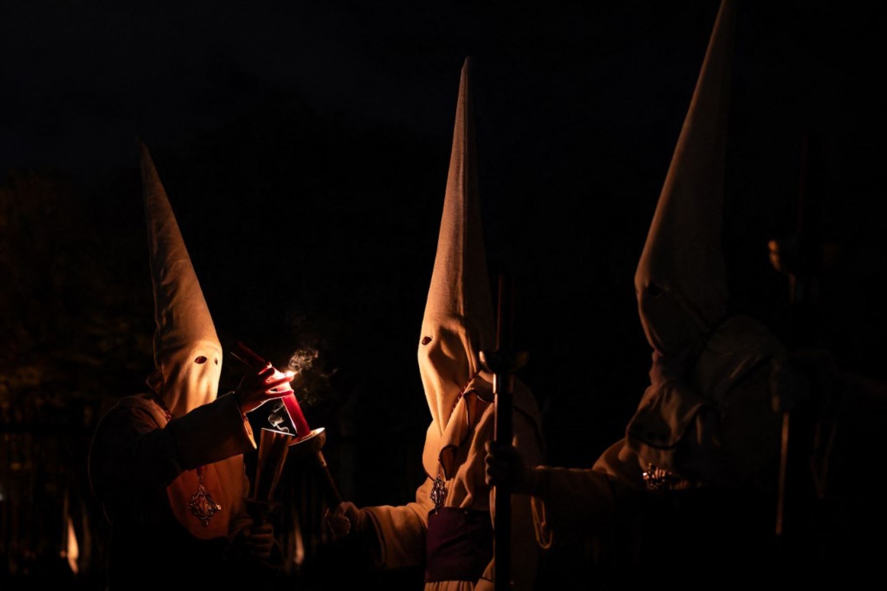 Penitentes de la hermandad de Jesús Yacente participan en una procesión durante la Semana Santa en la ciudad de Zamora, al noroeste de España. Foto: AFP