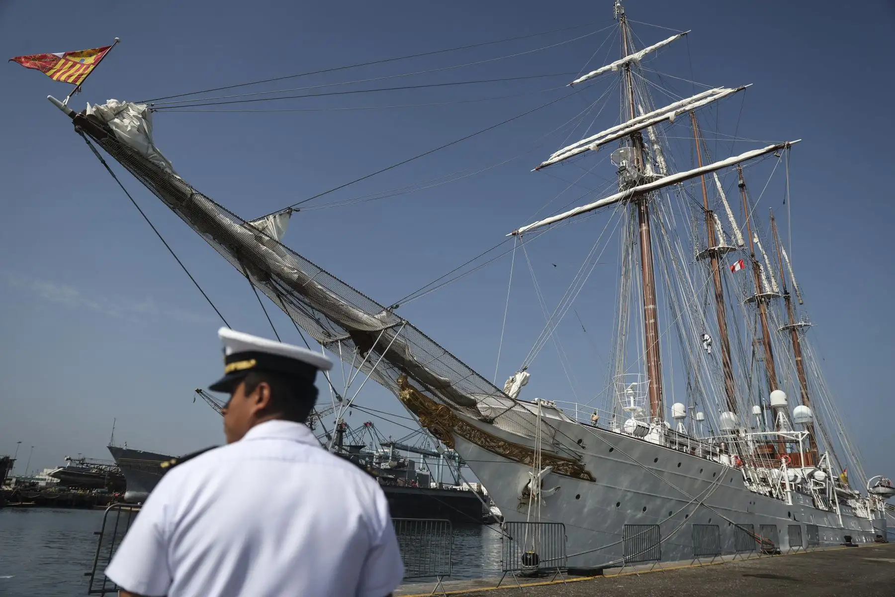 El buque escuela Juan Sebastián Elcano, perteneciente a la Armada de España, arribó este viernes al puerto del Callao. Esta visita forma parte de un viaje de instrucción en el que se capacitan 76 estudiantes, entre ellos la princesa de Asturias, Leonor de Borbón, futura heredera al trono español. Foto: ANDINA/Jhonel Rodríguez Robles