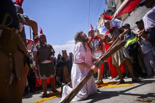 La Municipalidad de La Victoria, junto con los residentes del cerro El Pino, lleva a cabo la representación del Vía Crucis, en la que más de 50 actores recrean la pasión y muerte de Jesucristo. Foto: Municipalidad de La Victoria