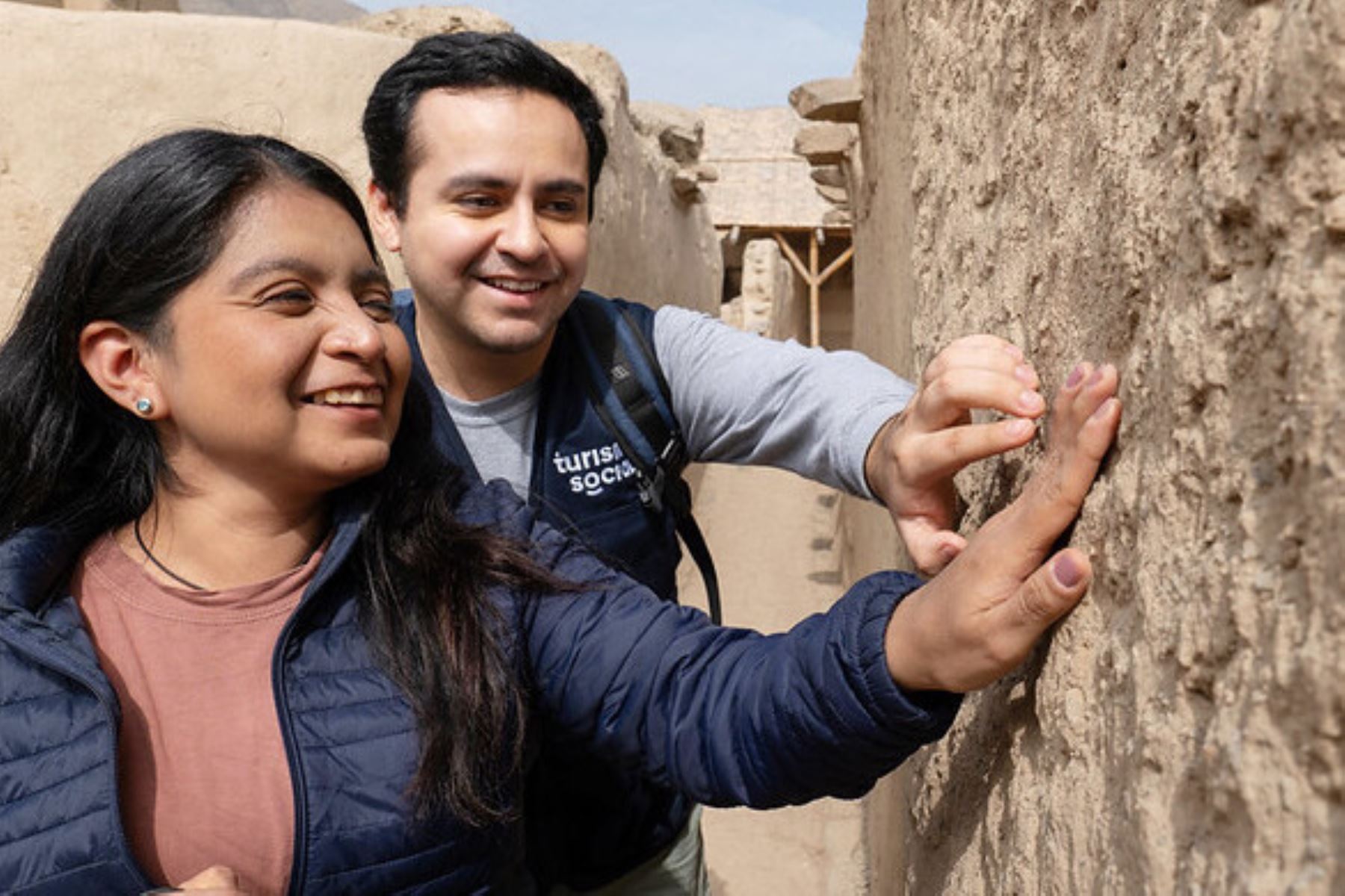 Visitantes con discapacidad disfrutan una experiencia inclusiva en un sitio cultural del país, como parte de la estrategia de turismo accesible promovida por el Mincetur. Foto: ANDINA/difusión.