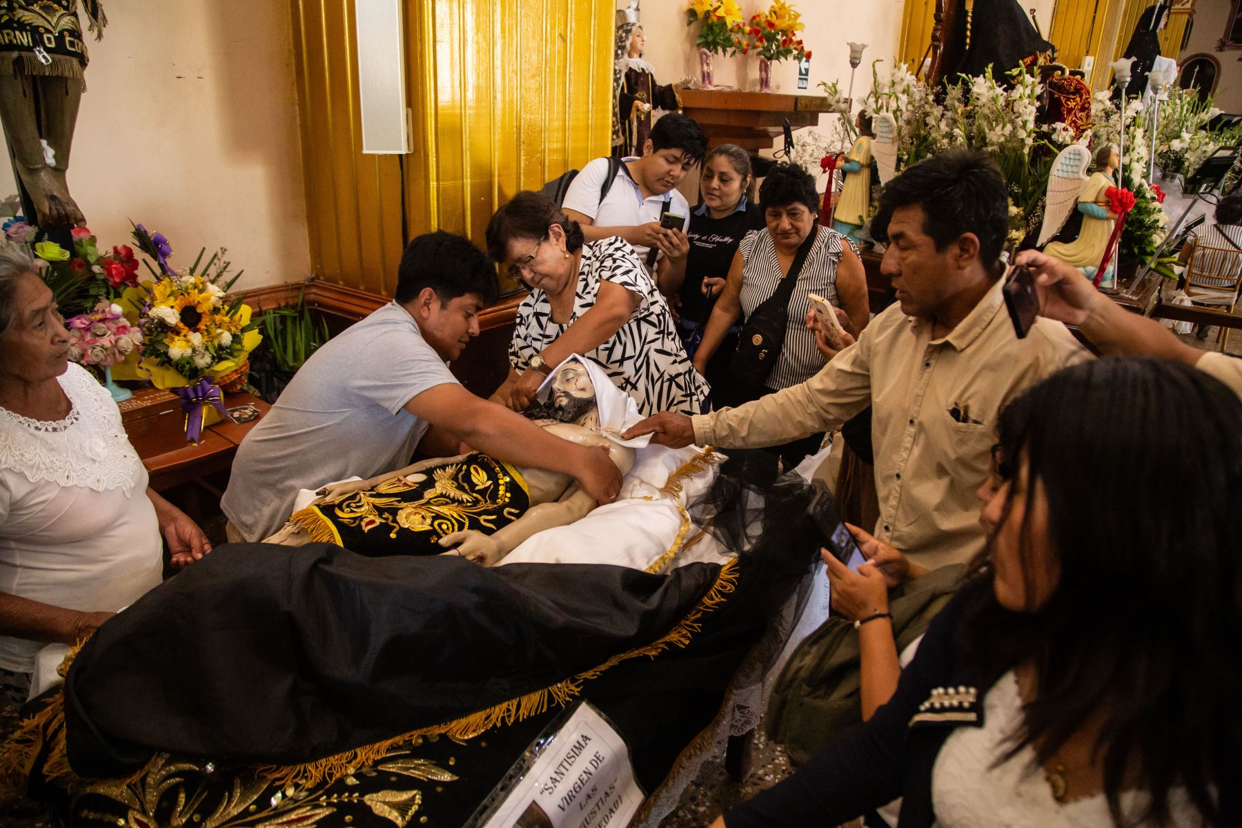 Cientos de feligreses viven así la exposición del Santo Calvario, a cargo de la Hermandad de Caballeros del Santo Sepulcro de Nuestro Señor Jesucristo y de la Cofradía Jurada del Santo Cristo, en la iglesia San Juan Bautista de Catacaos, región Piura, por Viernes Santo. Foto: ANDINA/ Maira Flores
