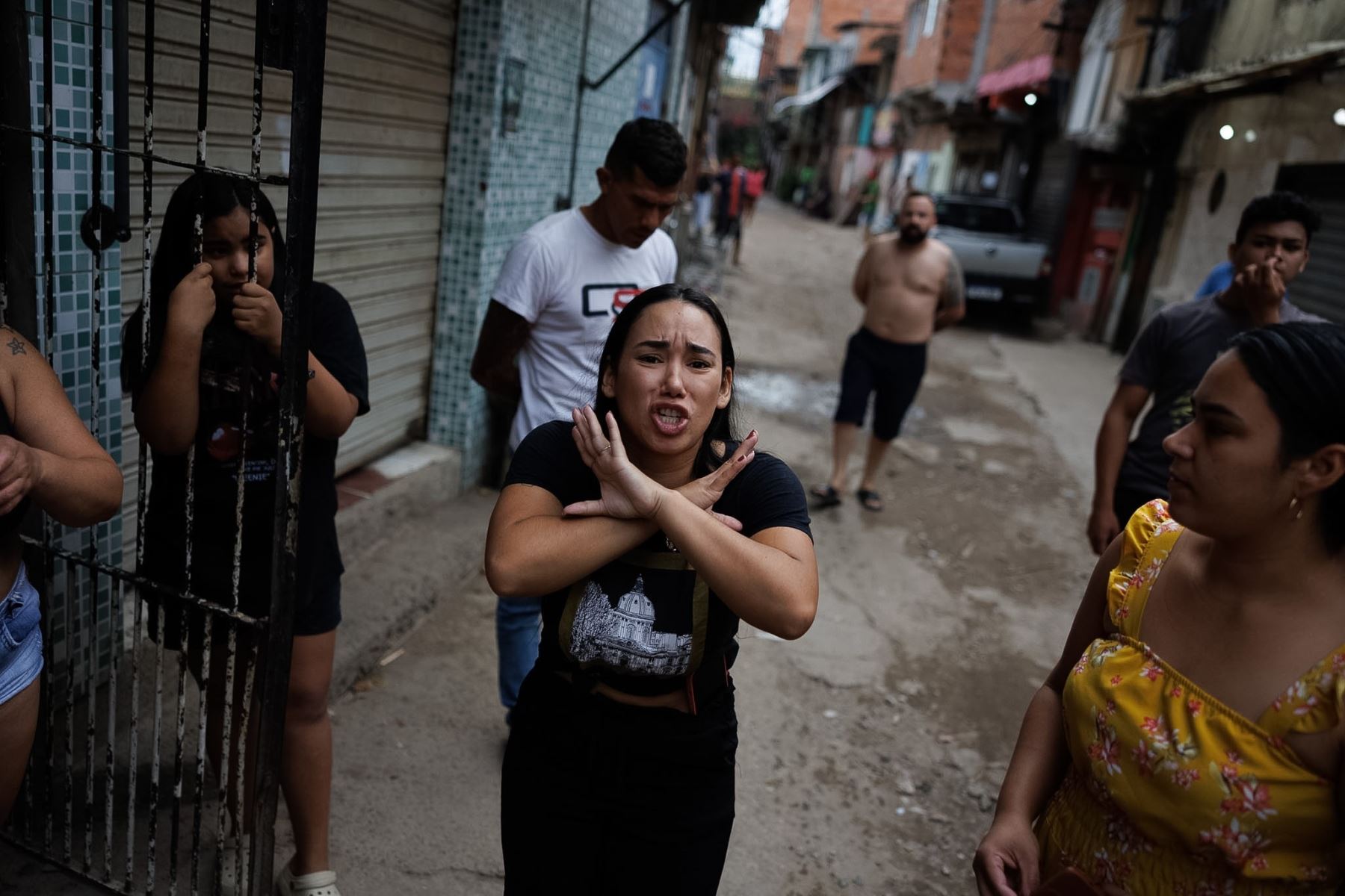 Personas reaccionan durante una intervención de la policía militar este viernes, en la favela de Moinho en Sao Paulo (Brasil). Foto: EFE.