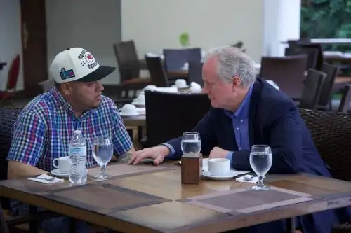 Una foto difundida por el senador estadounidense Chris Van Hollen en la red social X (el 17 de abril de 2025) muestra al senador (D) reunido con el migrante salvadoreño Killmar Abrego García. Foto: EFE