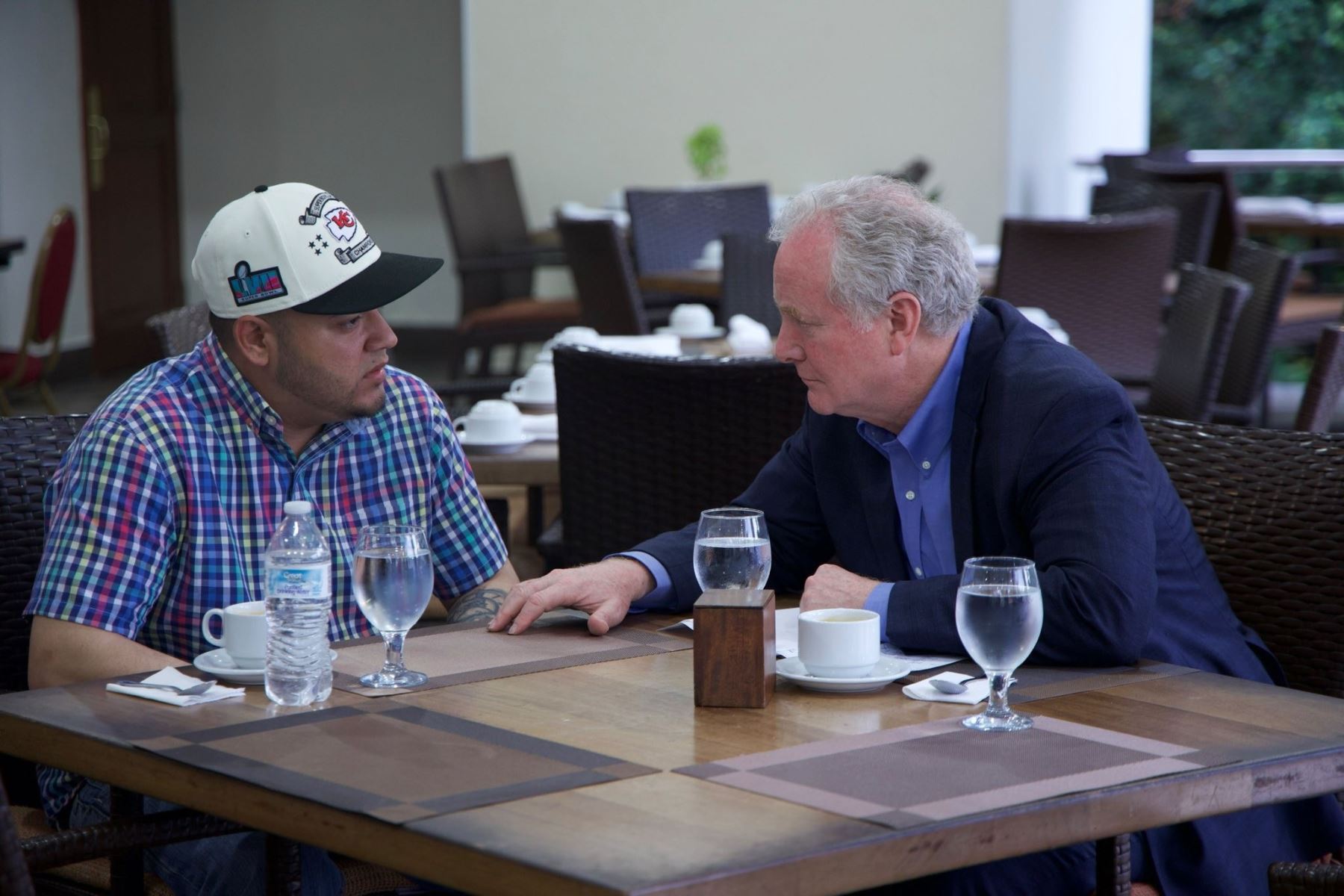 Una foto difundida por el senador estadounidense Chris Van Hollen en la red social X (el 17 de abril de 2025) muestra al senador (D) reunido con el migrante salvadoreño Killmar Abrego García. Foto: EFE