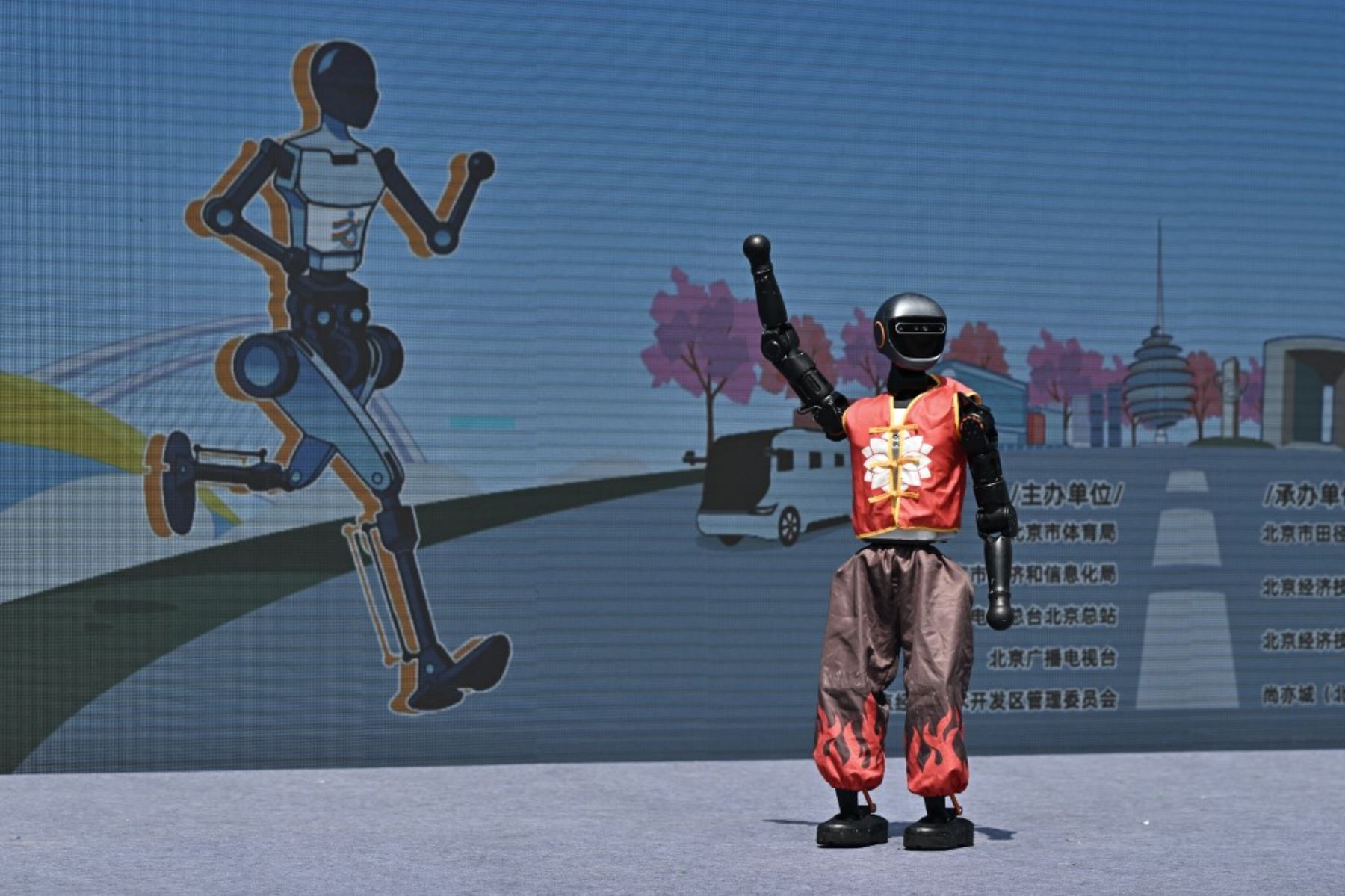Un robot se presenta después de la media maratón de robots humanoides en Beijing el 19 de abril de 2025. Decenas de robots humanoides salieron a las calles de Beijing, uniéndose a miles de participantes humanos en una media maratón pionera en el mundo que muestra el impulso de China para liderar la carrera mundial en tecnología de vanguardia. Foto: AFP