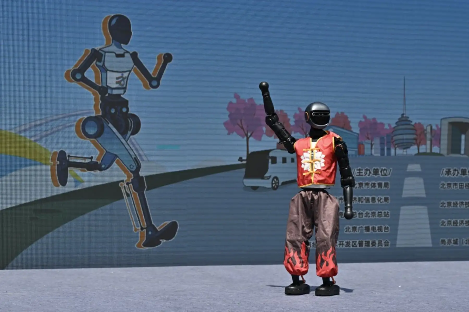 Un robot se presenta después de la media maratón de robots humanoides en Beijing el 19 de abril de 2025. Decenas de robots humanoides salieron a las calles de Beijing, uniéndose a miles de participantes humanos en una media maratón pionera en el mundo que muestra el impulso de China para liderar la carrera mundial en tecnología de vanguardia. Foto: AFP