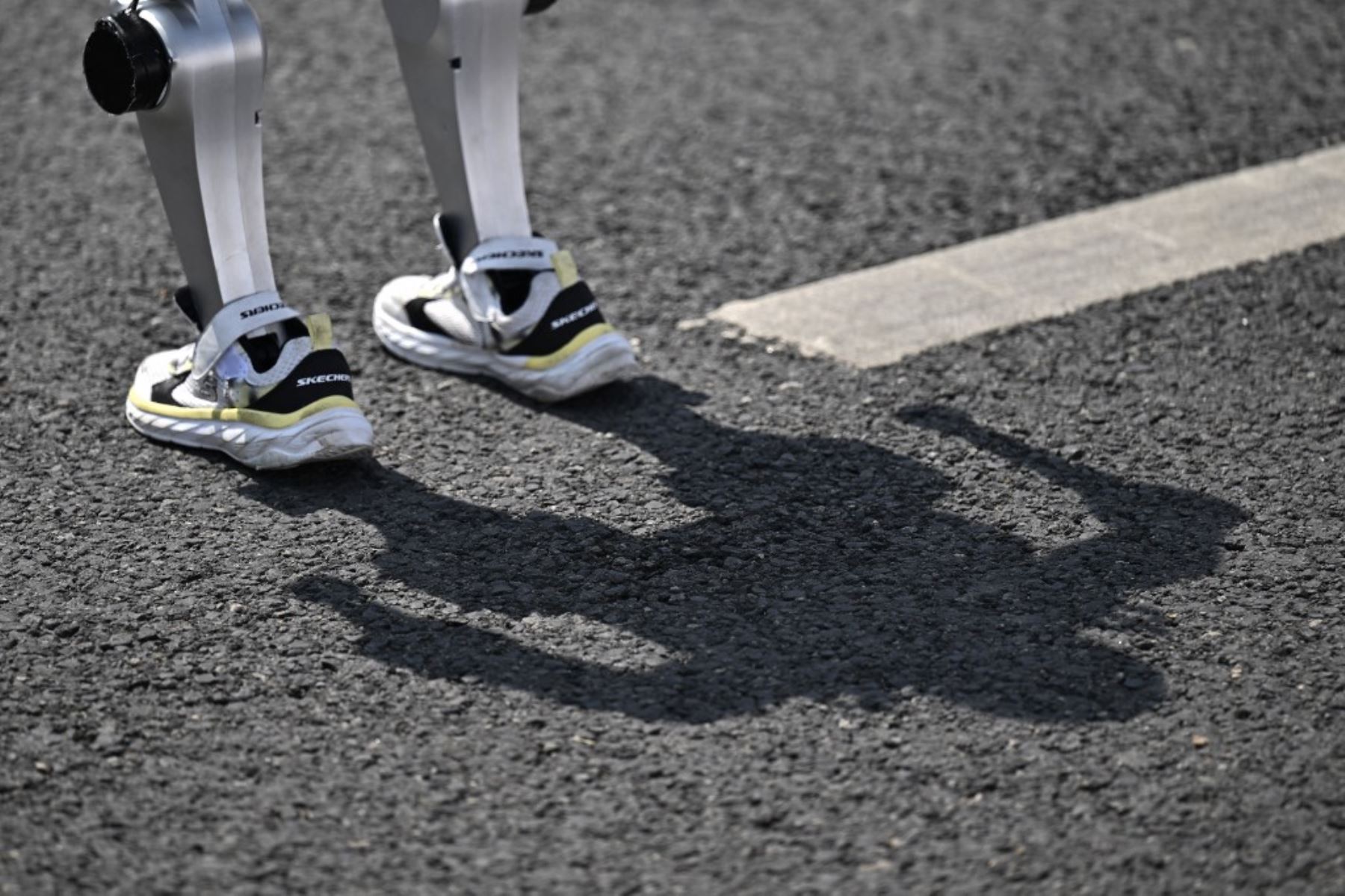 Un robot después de cruzar la línea de meta en la media maratón de robots humanoides en Beijing el 19 de abril de 2025. Decenas de robots humanoides salieron a las calles de Beijing, uniéndose a miles de participantes humanos en una media maratón pionera en el mundo que muestra el impulso de China para liderar la carrera mundial en tecnología de vanguardia. Foto: AFP