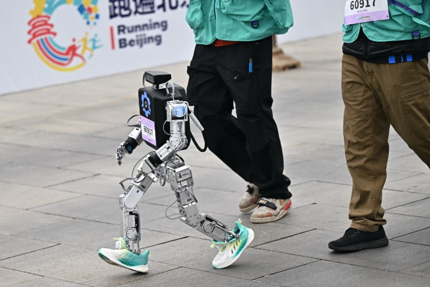 Un robot participa en la media maratón de robots humanoides en Beijing el 19 de abril de 2025. Decenas de estos robots salieron a las calles de Beijing, uniéndose a miles de participantes humanos en una media maratón pionera en el mundo que muestra el impulso de China para liderar la carrera mundial en tecnología de vanguardia. Foto: AFP