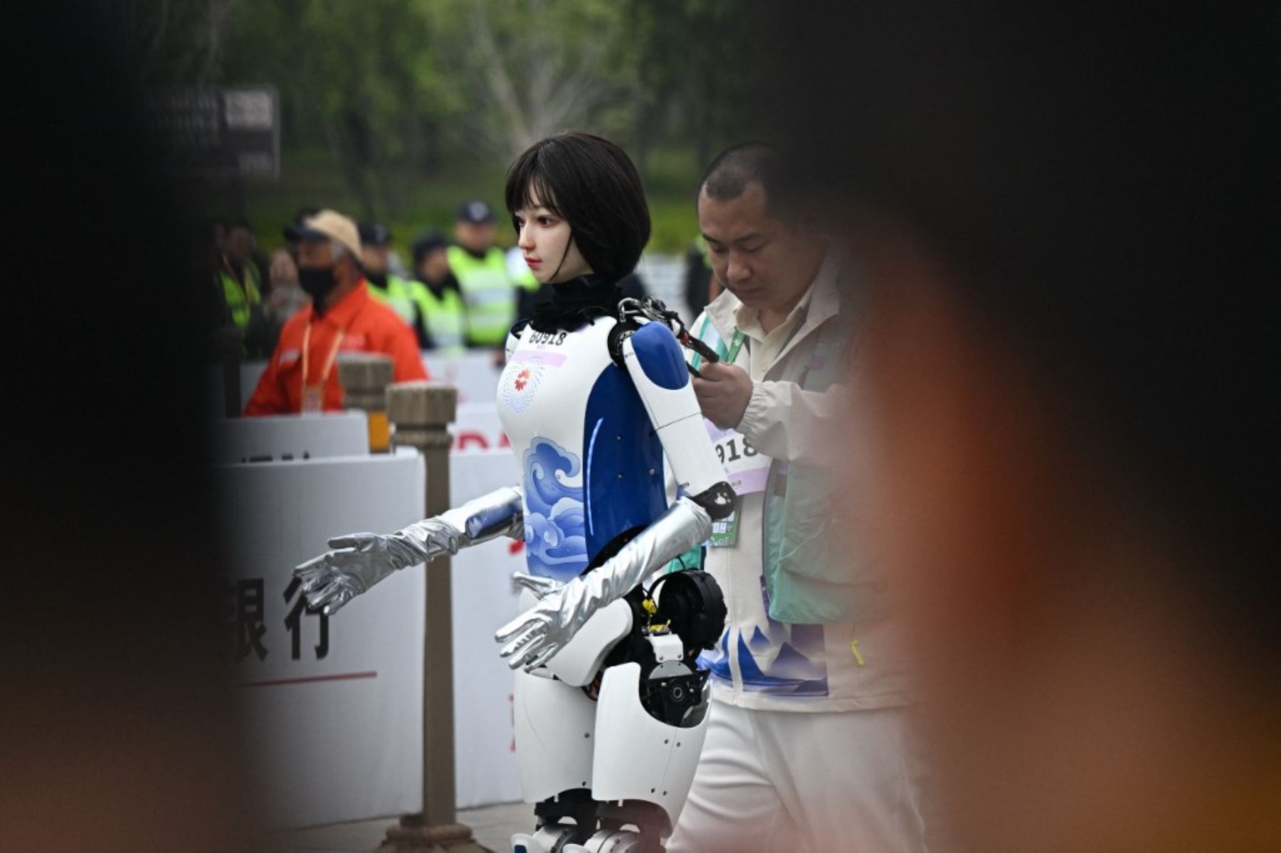 Un robot participa en la media maratón de robots humanoides en Beijing el 19 de abril de 2025. Decenas de estos robots salieron a las calles de Beijing, uniéndose a miles de participantes humanos en una media maratón pionera en el mundo que muestra el impulso de China para liderar la carrera mundial en tecnología de vanguardia. Foto: AFP