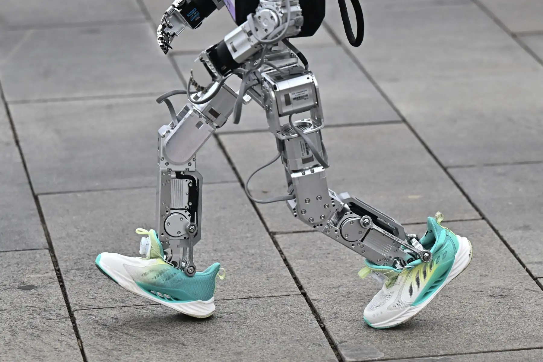 Un robot corre en la media maratón de robots humanoides en Beijing el 19 de abril de 2025. Decenas de estos robots salieron a las calles de Beijing, uniéndose a miles de participantes humanos en una media maratón pionera en el mundo que muestra el impulso de China para liderar la carrera mundial en tecnología de vanguardia. Foto: AFP