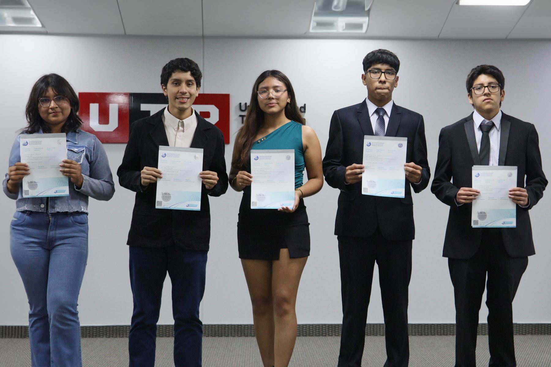 Ciento noventa y tres estudiantes egresados del Colegio de Alto Rendimiento (Coar) Lima recibieron la certificación del Diploma del Bachillerato Internacional. Foto: Minedu.