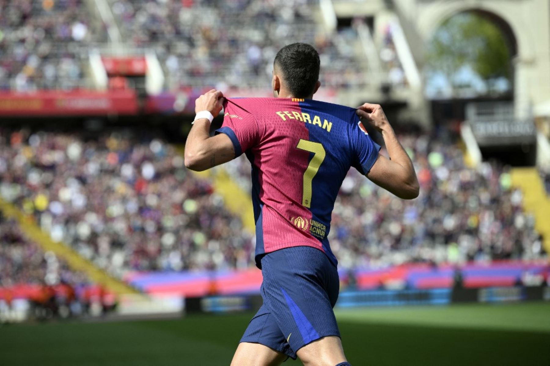 El delantero español del Barcelona, Ferran Torres celebra marcar el gol inicial durante el partido de fútbol de la liga española entre el FC Barcelona y el RC Celta de Vigo en el Estadi Olimpic Lluis Companys de Barcelona el 19 de abril de 2025. Foto: AFP