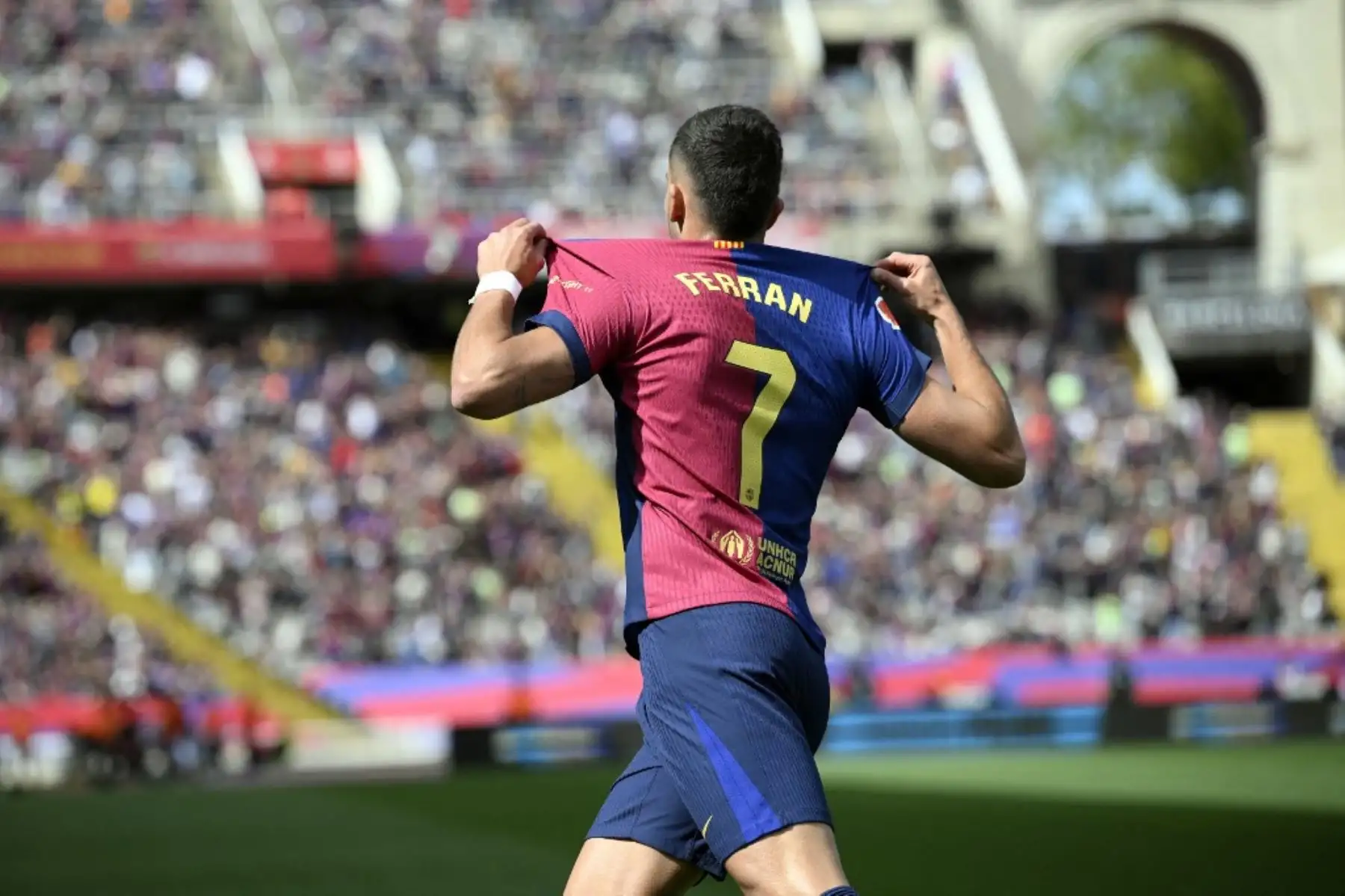 El delantero español del Barcelona, Ferran Torres celebra marcar el gol inicial durante el partido de fútbol de la liga española entre el FC Barcelona y el RC Celta de Vigo en el Estadi Olimpic Lluis Companys de Barcelona el 19 de abril de 2025. Foto: AFP