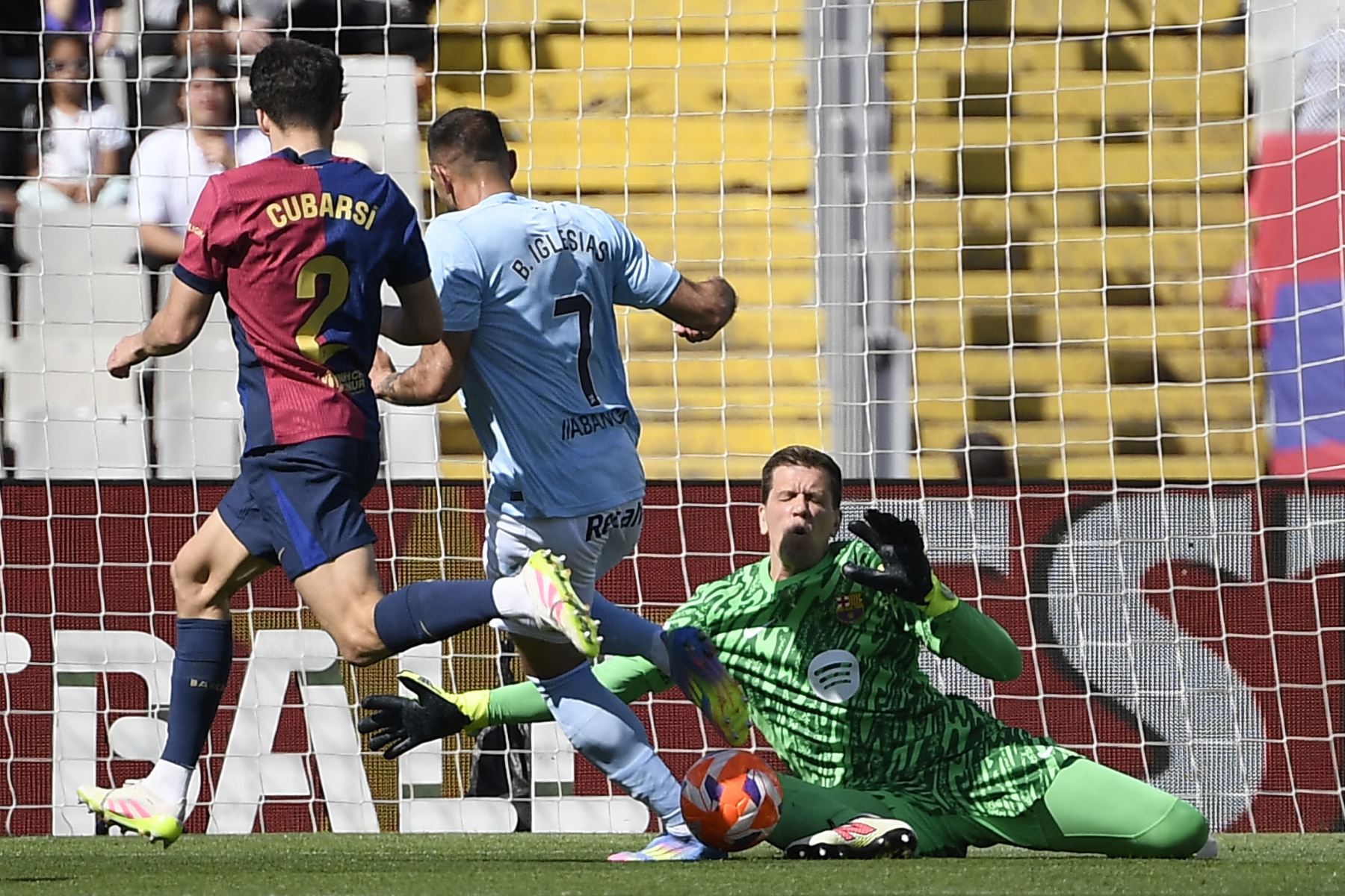 El defensor español del Barcelona, Pau Cubarsi, el delantero español del Celta de Vigo, Borja Iglesias, y el portero polaco del Barcelona, Wojciech Szczesny, compiten por el balón durante el partido de fútbol de la liga española entre el FC Barcelona y el RC Celta de Vigo en el Estadi Olimpic Lluis Companys de Barcelona el 19 de abril de 2025. Foto: AFP