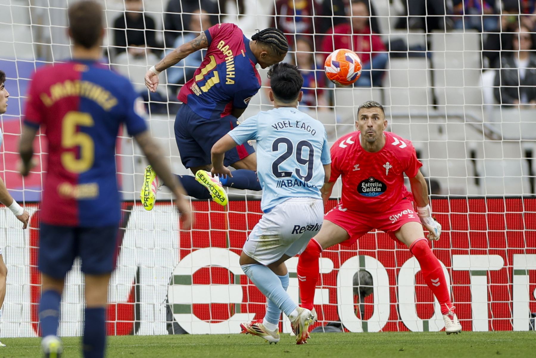 El delantero del FC Barcelona, Raphinha, remata de cabeza para marcar ante el portero del Celta, Vicente Guaita, el tercer gol de su equipo durante el partido de la jornada 32 de LaLiga EA Sports que FC Barcelona y Celta de Vigo disputan este sábado en el estadio olímpico Lluís Companys en Barcelona. Foto: EFE