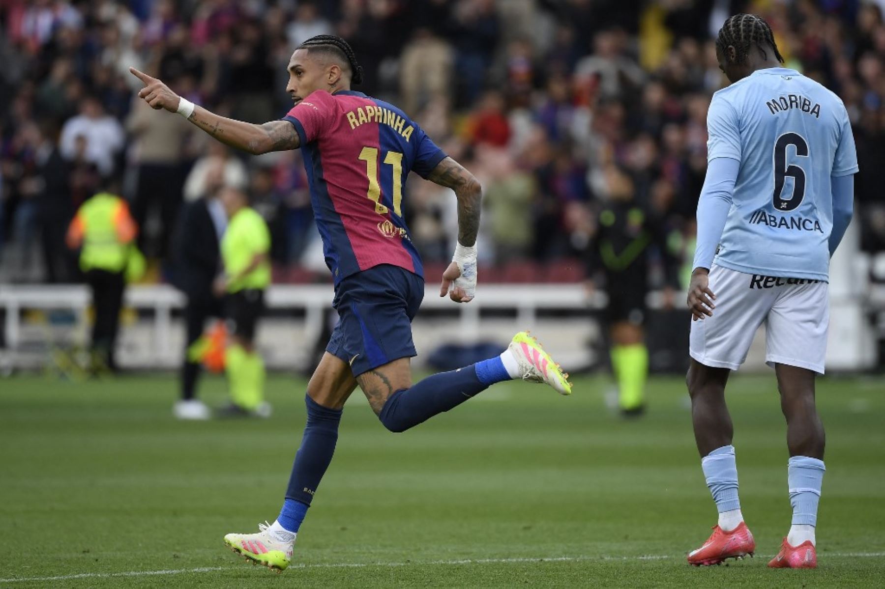 El delantero brasileño del Barcelona, ​​Raphinha, celebra el tercer gol de su equipo durante el partido de fútbol de la liga española entre el FC Barcelona y el RC Celta de Vigo en el Estadi Olimpic Lluis Companys en Barcelona el 19 de abril de 2025. Foto: AFP