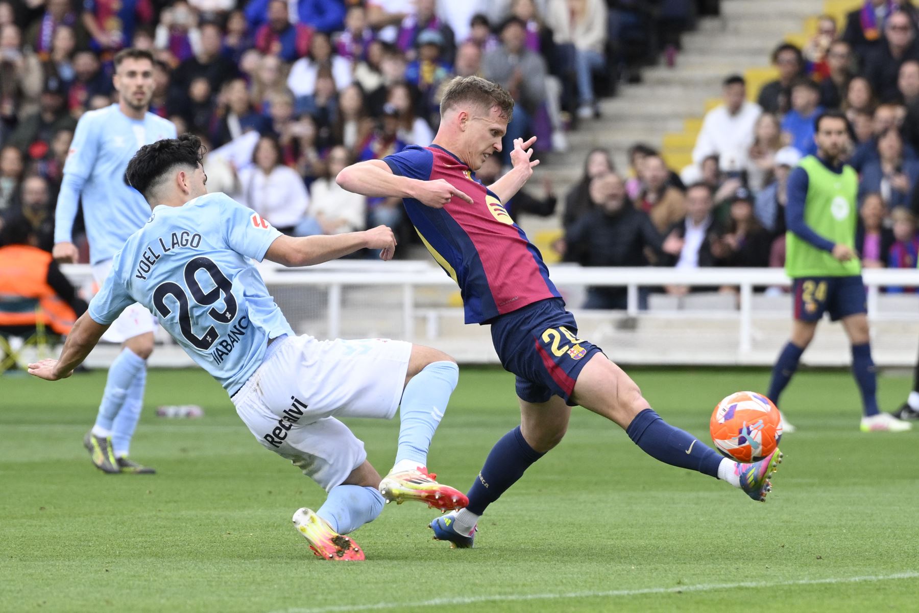 El delantero español del Barcelona, Daniel Olmo, y el defensa español del Celta de Vigo, Yoel Lago, compiten por el balón durante el partido de fútbol de la liga española entre el FC Barcelona y el RC Celta de Vigo en el Estadi Olimpic Lluis Companys de Barcelona el 19 de abril de 2025. Foto: AFP