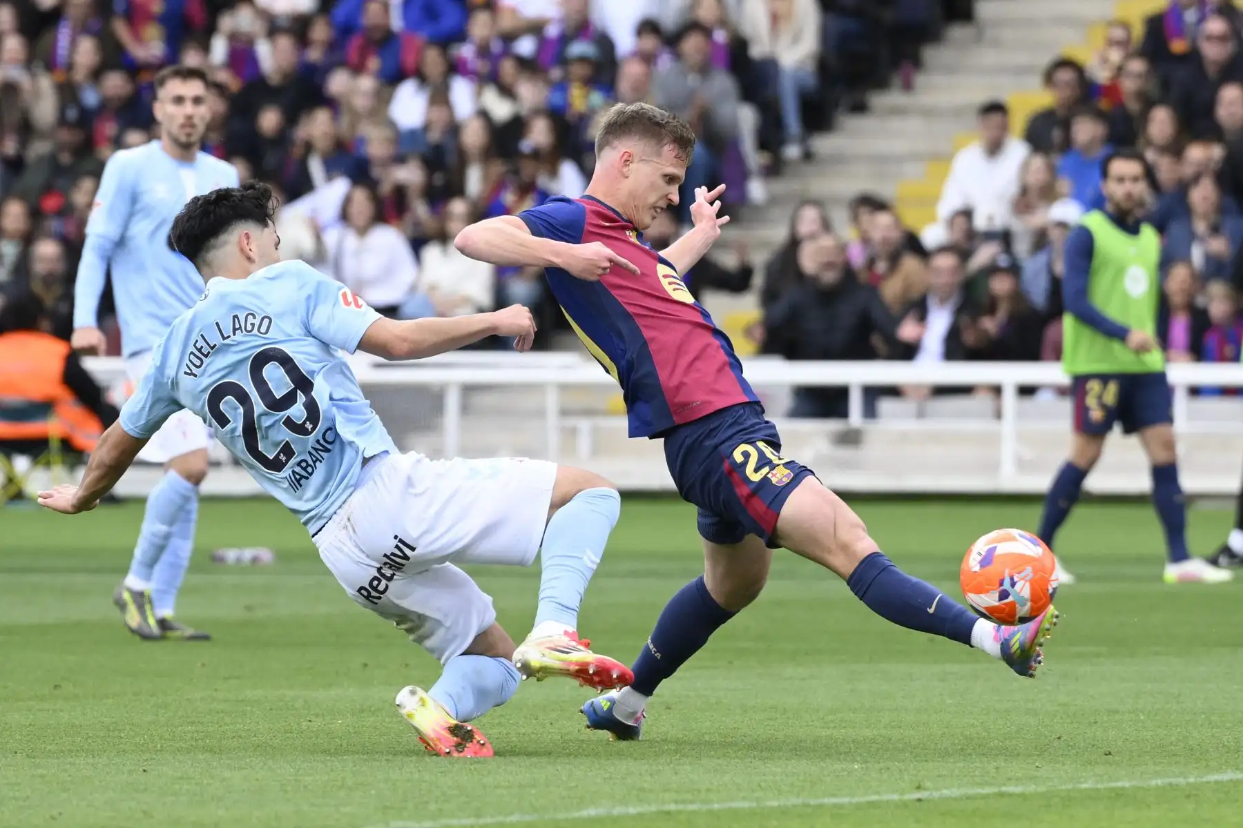 El delantero español del Barcelona, Daniel Olmo, y el defensa español del Celta de Vigo, Yoel Lago, compiten por el balón durante el partido de fútbol de la liga española entre el FC Barcelona y el RC Celta de Vigo en el Estadi Olimpic Lluis Companys de Barcelona el 19 de abril de 2025. Foto: AFP