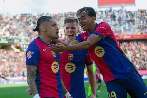 El delantero del Barcelona Raphinha celebra con sus compañeros tras marcar gol de penalti durante el partido de la jornada 32 de LaLiga EA Sports que FC Barcelona y Celta de Vigo disputan este sábado en el estadio olímpico Lluís Companys en Barcelona. Foto: EFE