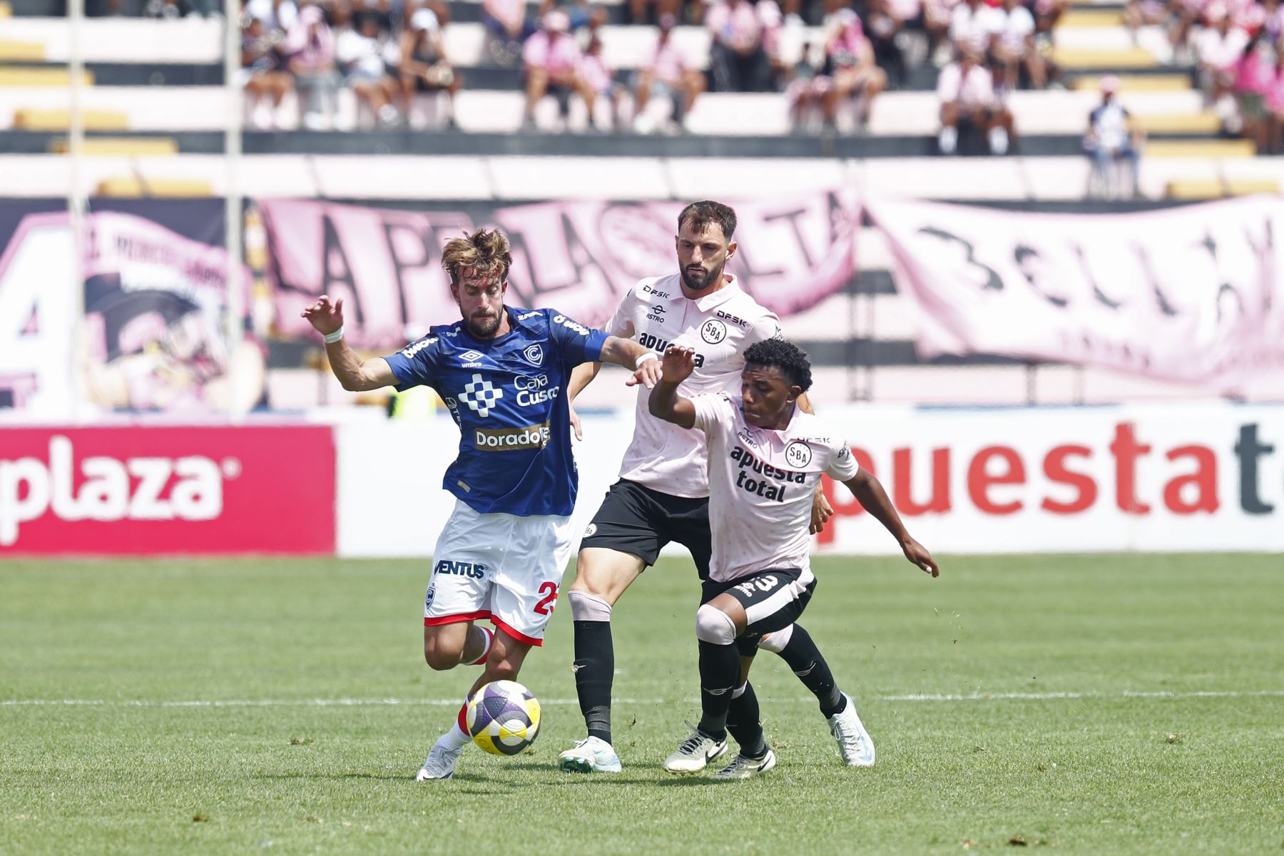 Sport Boys y Cienciano empataron 2-2 en el estadio Miguel Grau del Callao, con dos goles de Urruti y Hohberg para el equipo rosado, y dos de Benítes y Garcés para el equipo cusqueño, el sábado 19 de abril de 2025 por el Torneo Apertura 2025 de la Liga 1. Foto: ANDINA/Daniel Bracamonte
