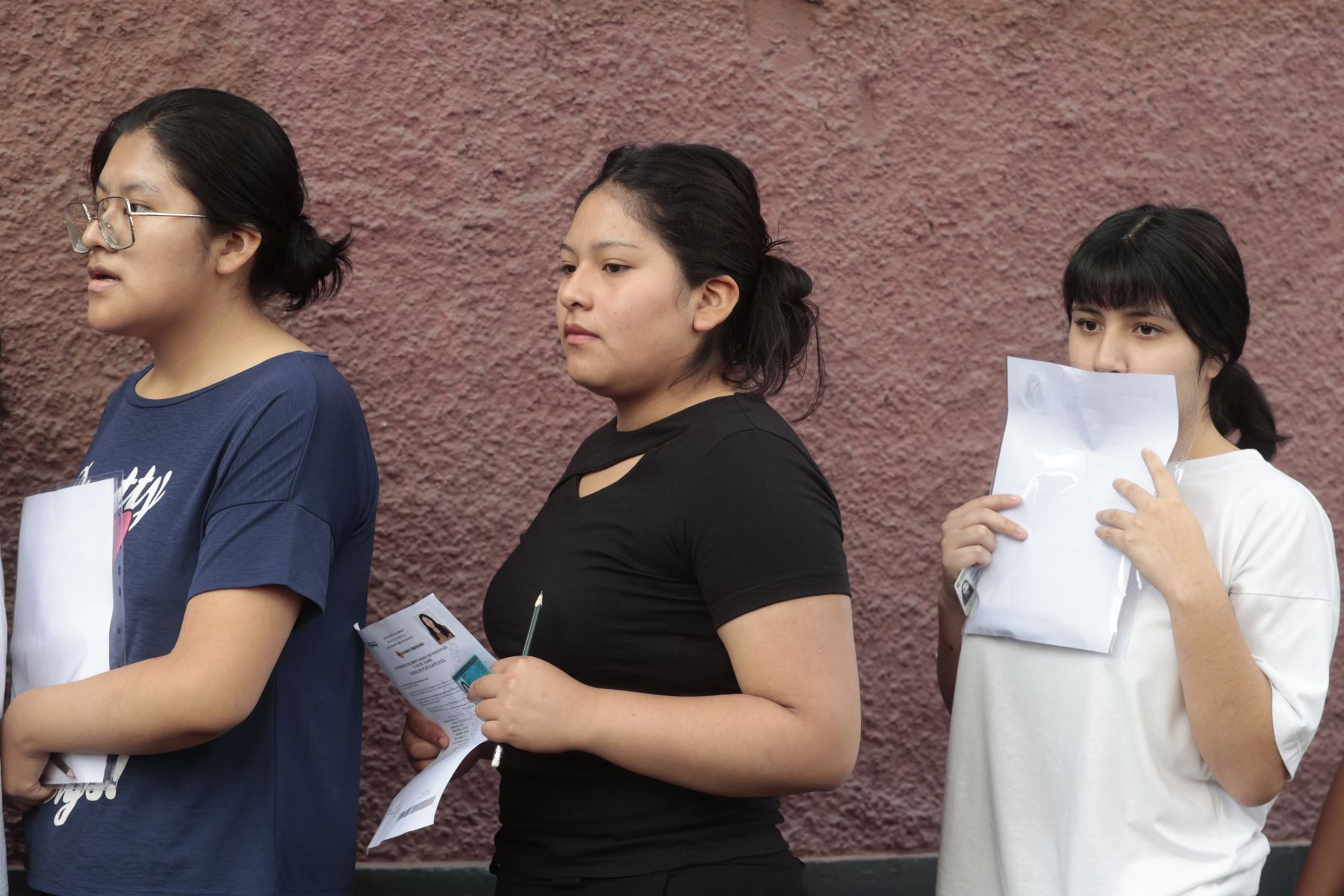 Miles de jóvenes hacen colas desde tempranas horas de la mañana para rendir examen de admisión en la Universidad Federico Villarreal 2025. Foto: ANDINA/Vidal Tarqui
